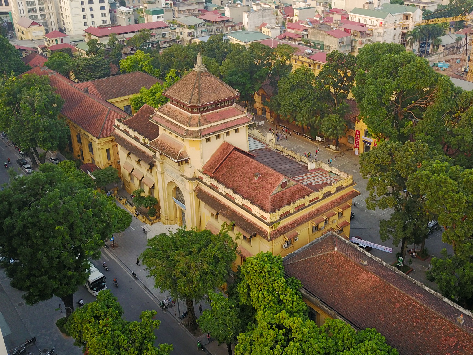 Ngôi trường trăm tuổi nằm trên con đường &quot;thơ&quot; nhất nhì Hà Nội, trời thu thế này nhất định phải ghé qua thăm! - Ảnh 1.