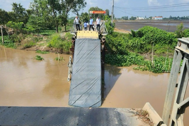 An Giang: Xe tải 30 tấn làm sập cầu vì quá 6 lần tải trọng cho phép - Ảnh 1.