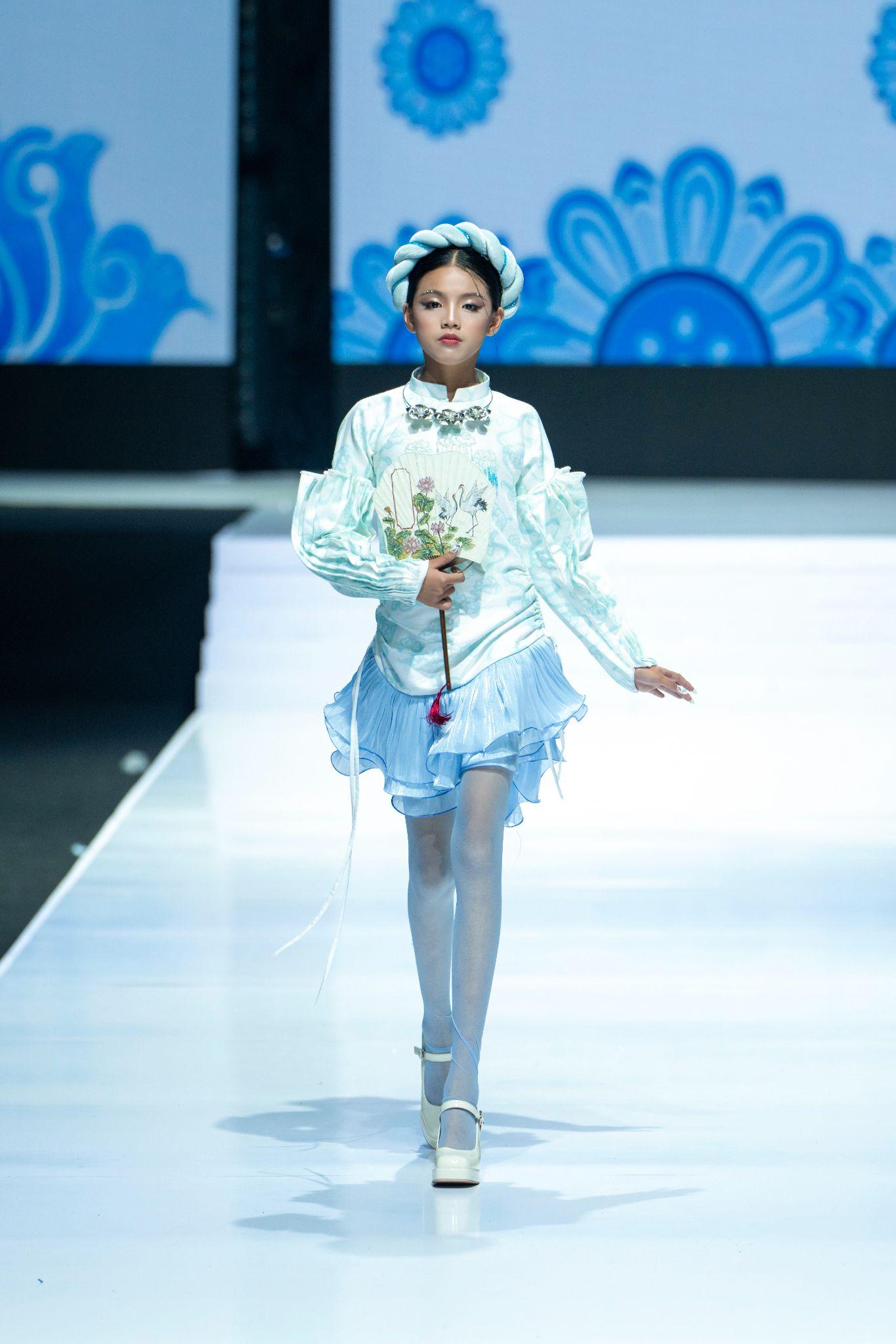 Mẫu nhí 11 tuổi người Thổ Mã Khánh Nhã nổi bật tại Vietnam International Fashion Week 2024- Ảnh 1.