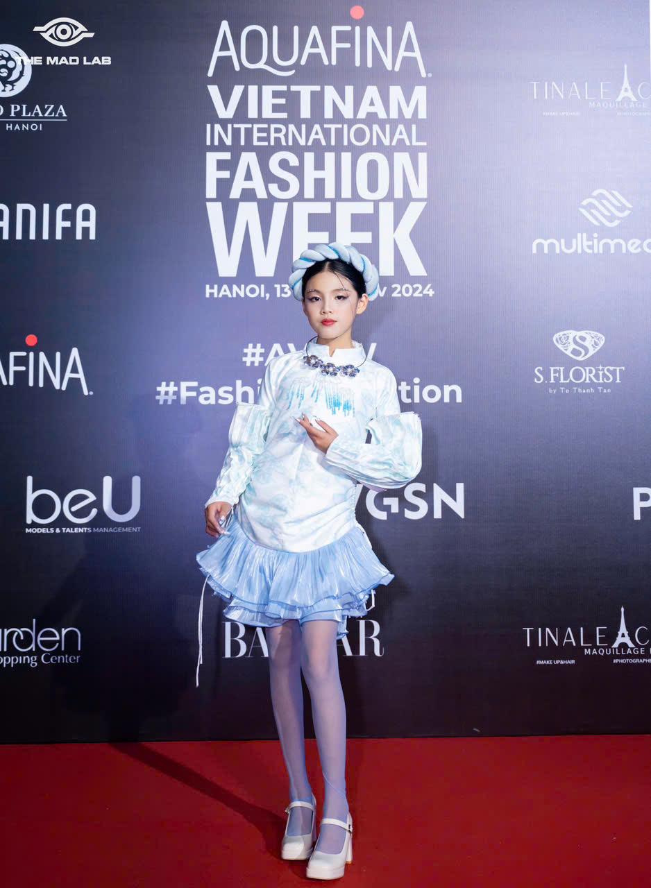 Mẫu nhí 11 tuổi người Thổ Mã Khánh Nhã nổi bật tại Vietnam International Fashion Week 2024- Ảnh 3.