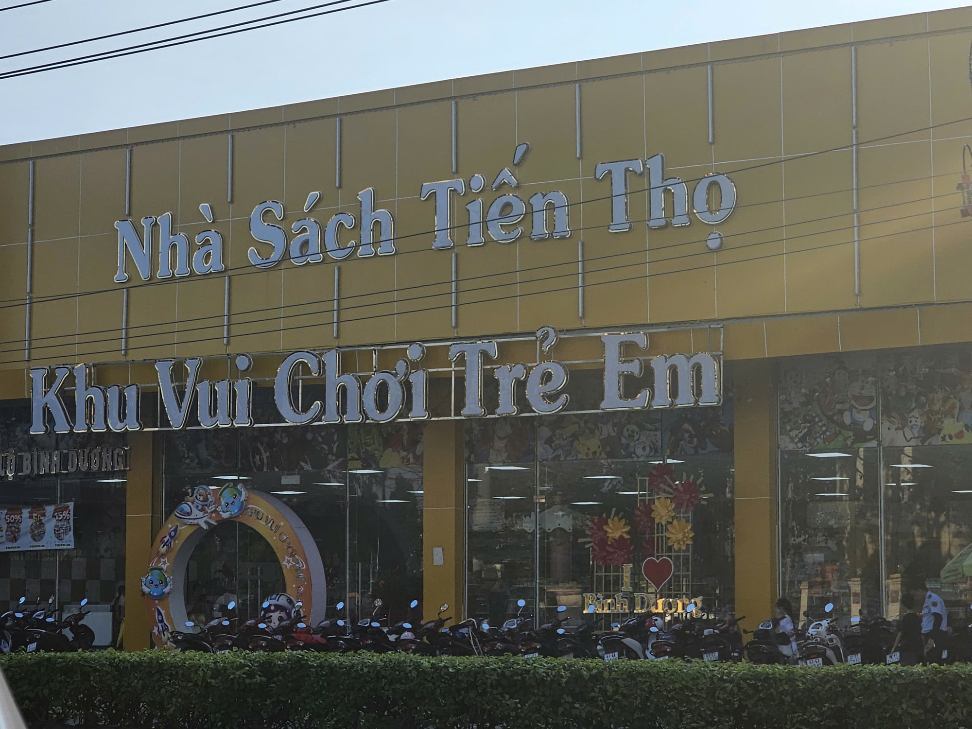 Hình ảnh đáng sợ “đánh đu tính mạng” trên Quốc lộ 13- Ảnh 6.