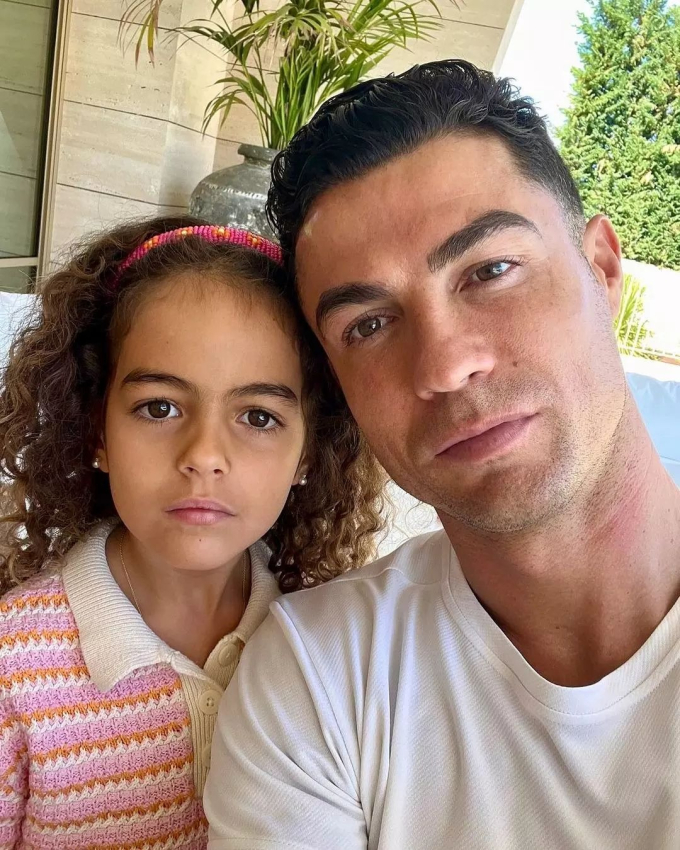 Nhà Ronaldo tổ chức sinh nhật cho con gái 7 tuổi, chuyên gia thắc mắc: “Tại sao lại có món này?” - Ảnh 3.