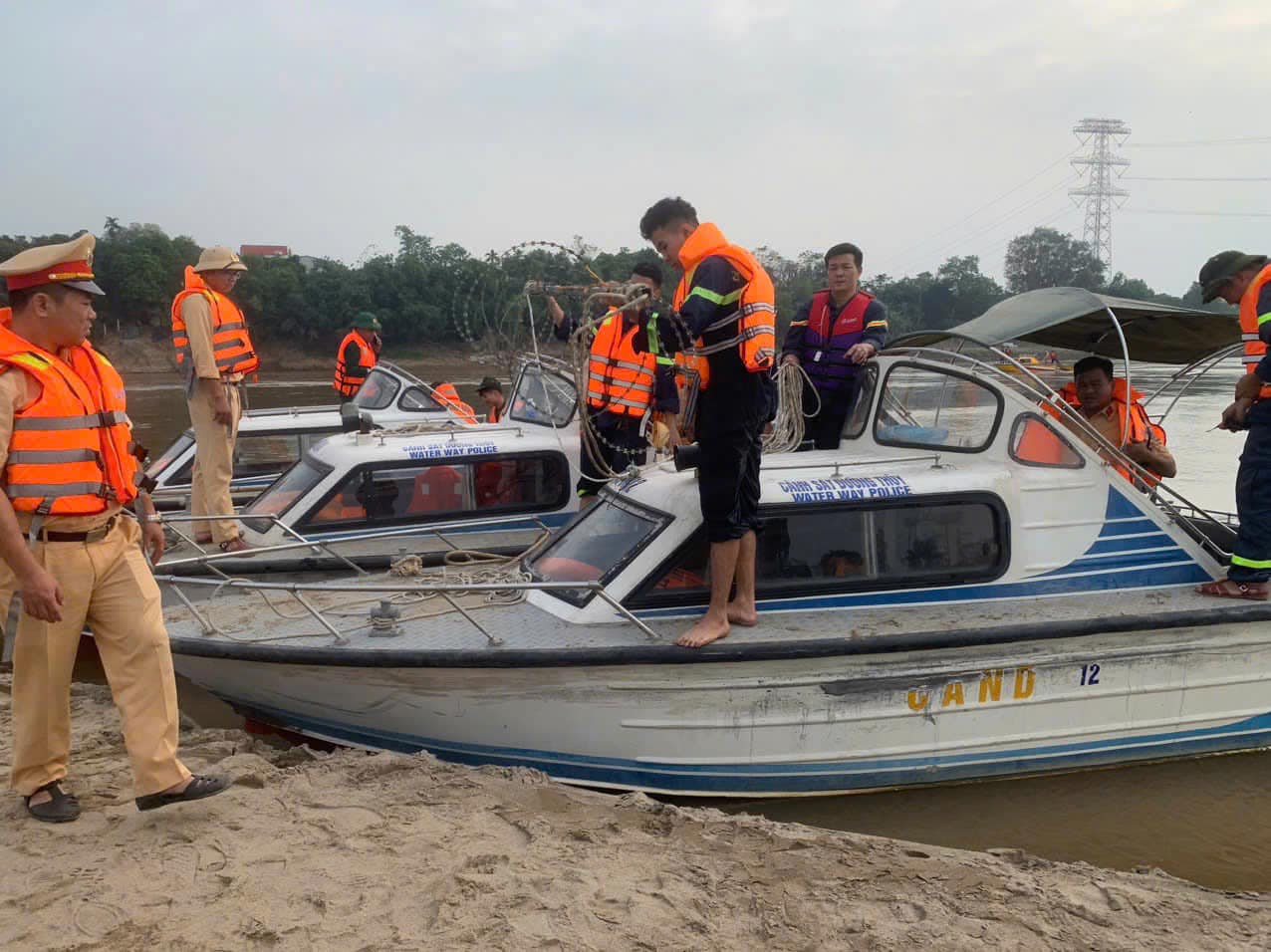 Vụ 5 học sinh đuối nước mất tích trên sông Hồng: Tìm thấy thi thể nạn nhân thứ 2- Ảnh 6.