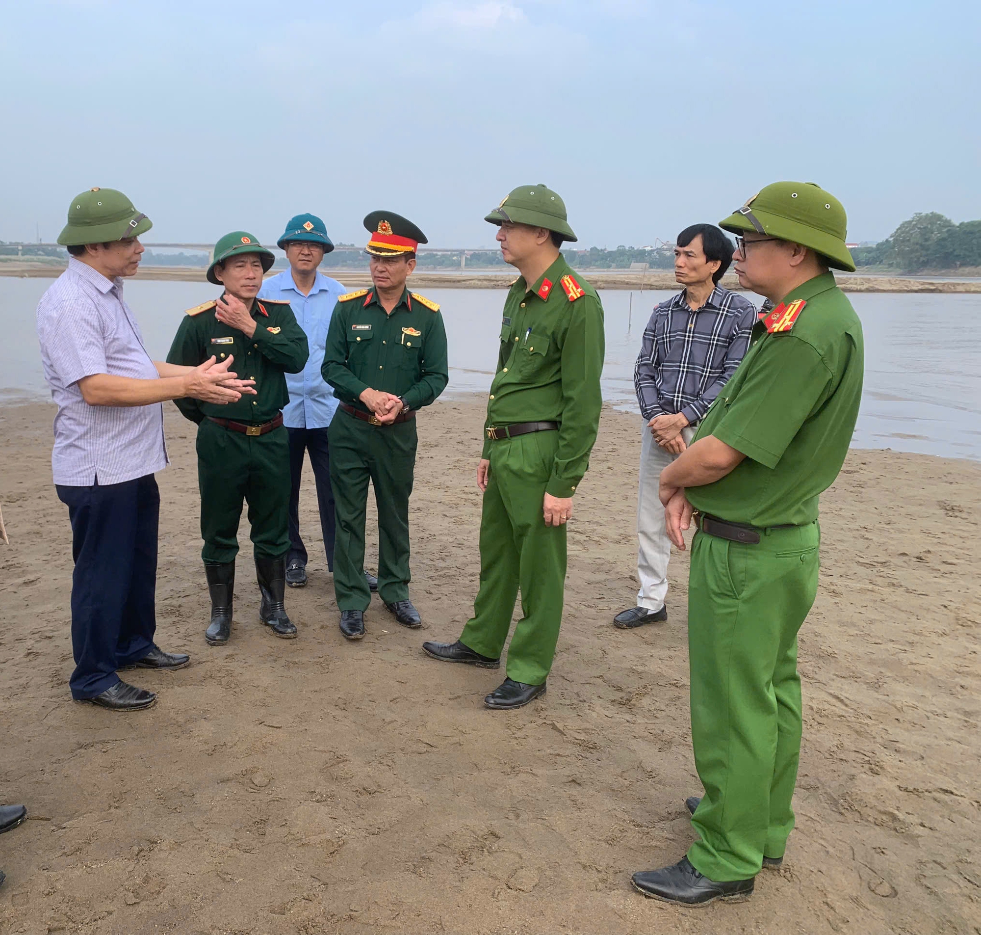 Vụ 5 học sinh đuối nước mất tích trên sông Hồng: Tìm thấy thi thể nạn nhân thứ 2- Ảnh 2.