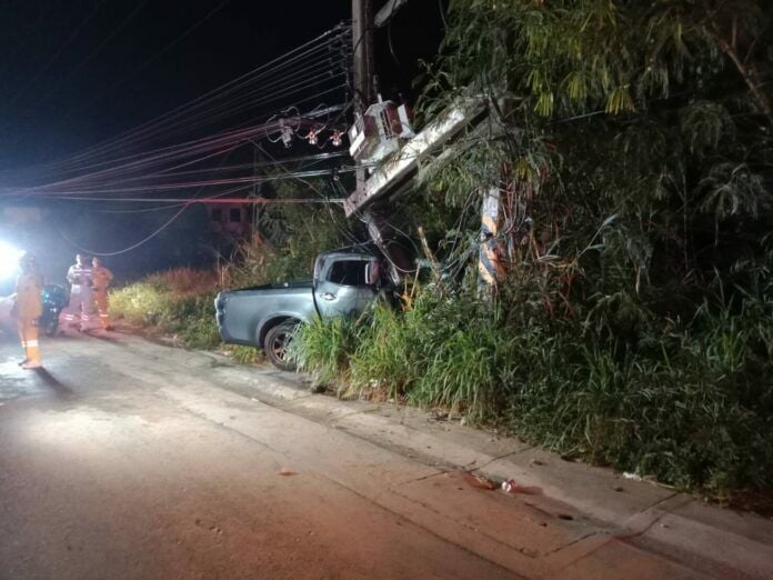 Xe bán tải đâm vào cột điện, tài xế tử vong thương tâm - Ảnh 1.