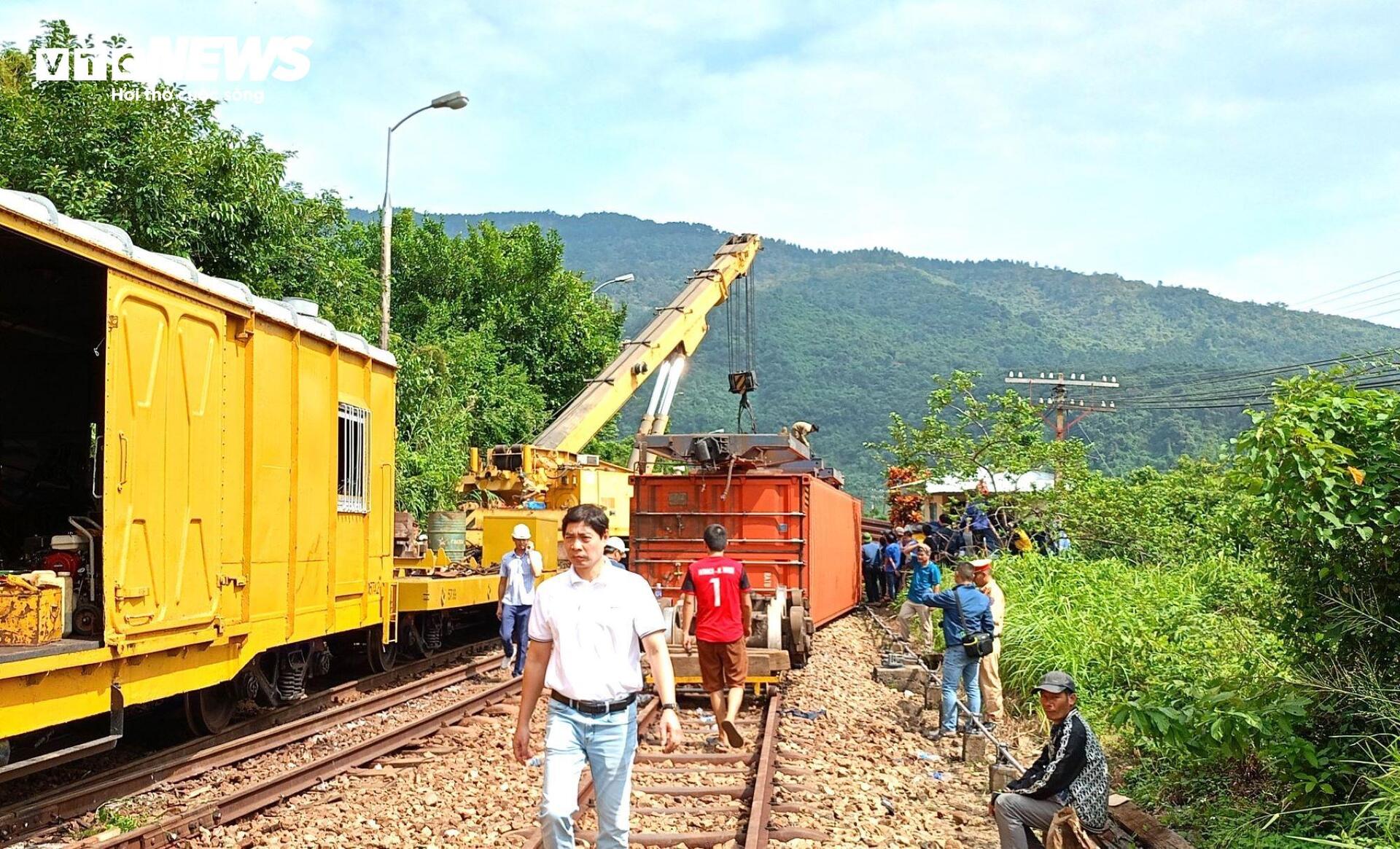 Hiện trường tàu trật bánh, lật 3 toa hàng trên đèo Hải Vân- Ảnh 8. Hiện trường tàu trật bánh, lật 3 toa hàng trên đèo Hải Vân- Ảnh 8.
