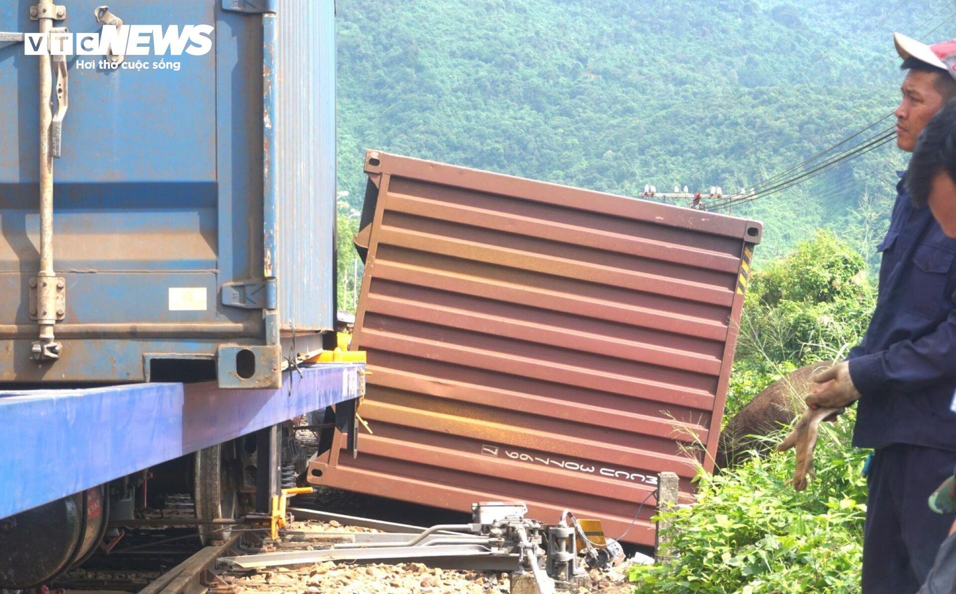 Hiện trường tàu trật bánh, lật 3 toa hàng trên đèo Hải Vân- Ảnh 6. Hiện trường tàu trật bánh, lật 3 toa hàng trên đèo Hải Vân- Ảnh 6.