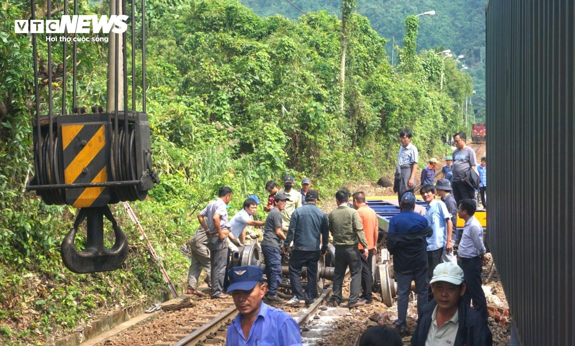 Hiện trường tàu trật bánh, lật 3 toa hàng trên đèo Hải Vân- Ảnh 7. Hiện trường tàu trật bánh, lật 3 toa hàng trên đèo Hải Vân- Ảnh 7.
