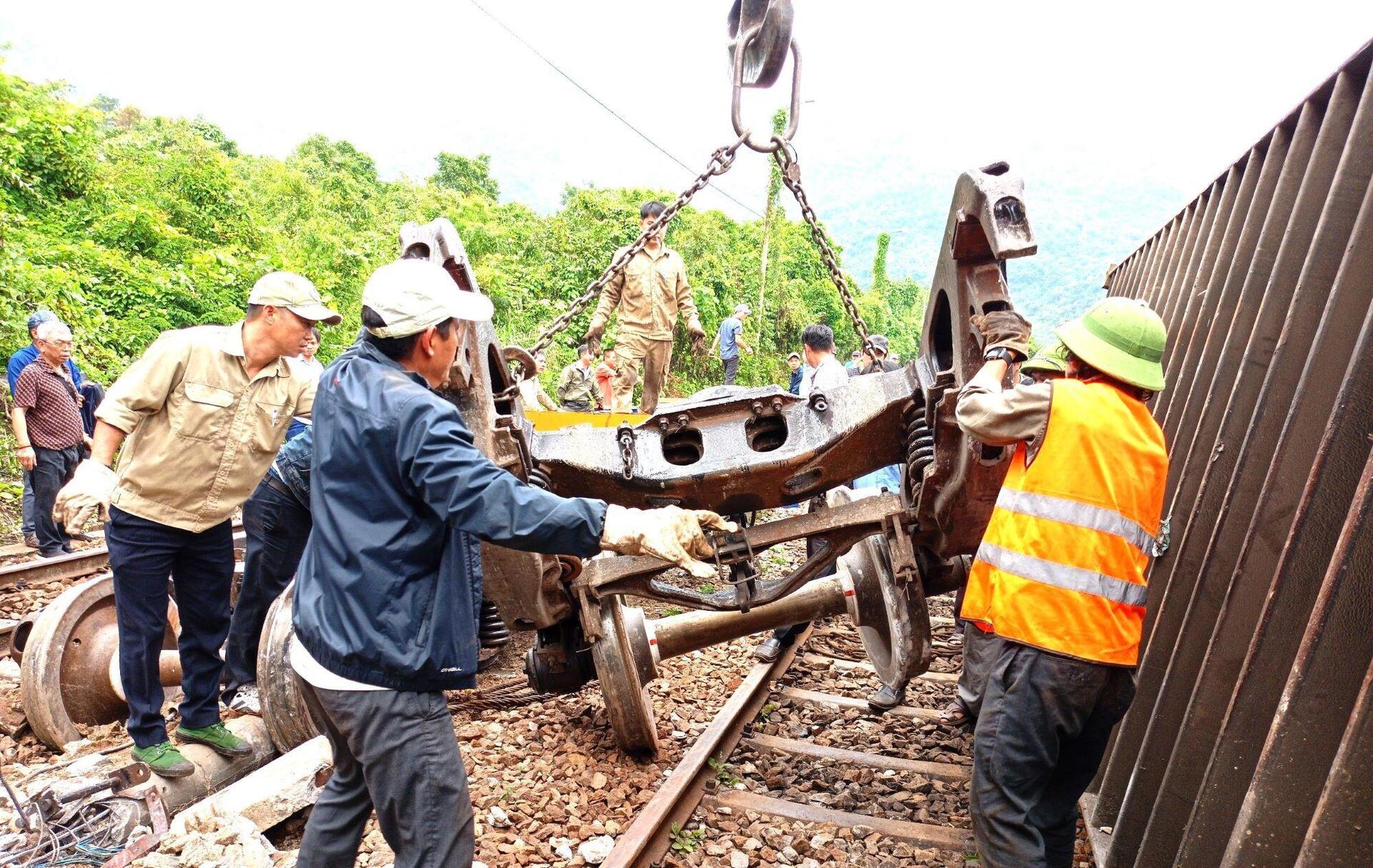 Hiện trường tàu trật bánh, lật 3 toa hàng trên đèo Hải Vân- Ảnh 5. Hiện trường tàu trật bánh, lật 3 toa hàng trên đèo Hải Vân- Ảnh 5.