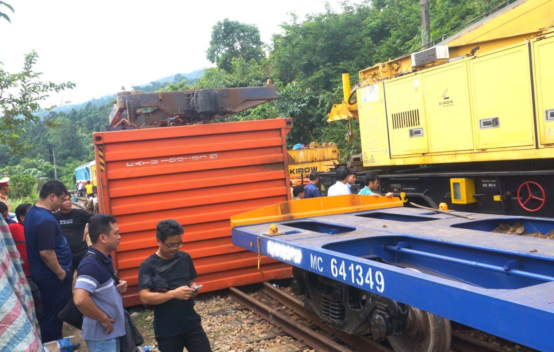 Hiện trường tàu trật bánh, lật 3 toa hàng trên đèo Hải Vân- Ảnh 2. Hiện trường tàu trật bánh, lật 3 toa hàng trên đèo Hải Vân- Ảnh 2.