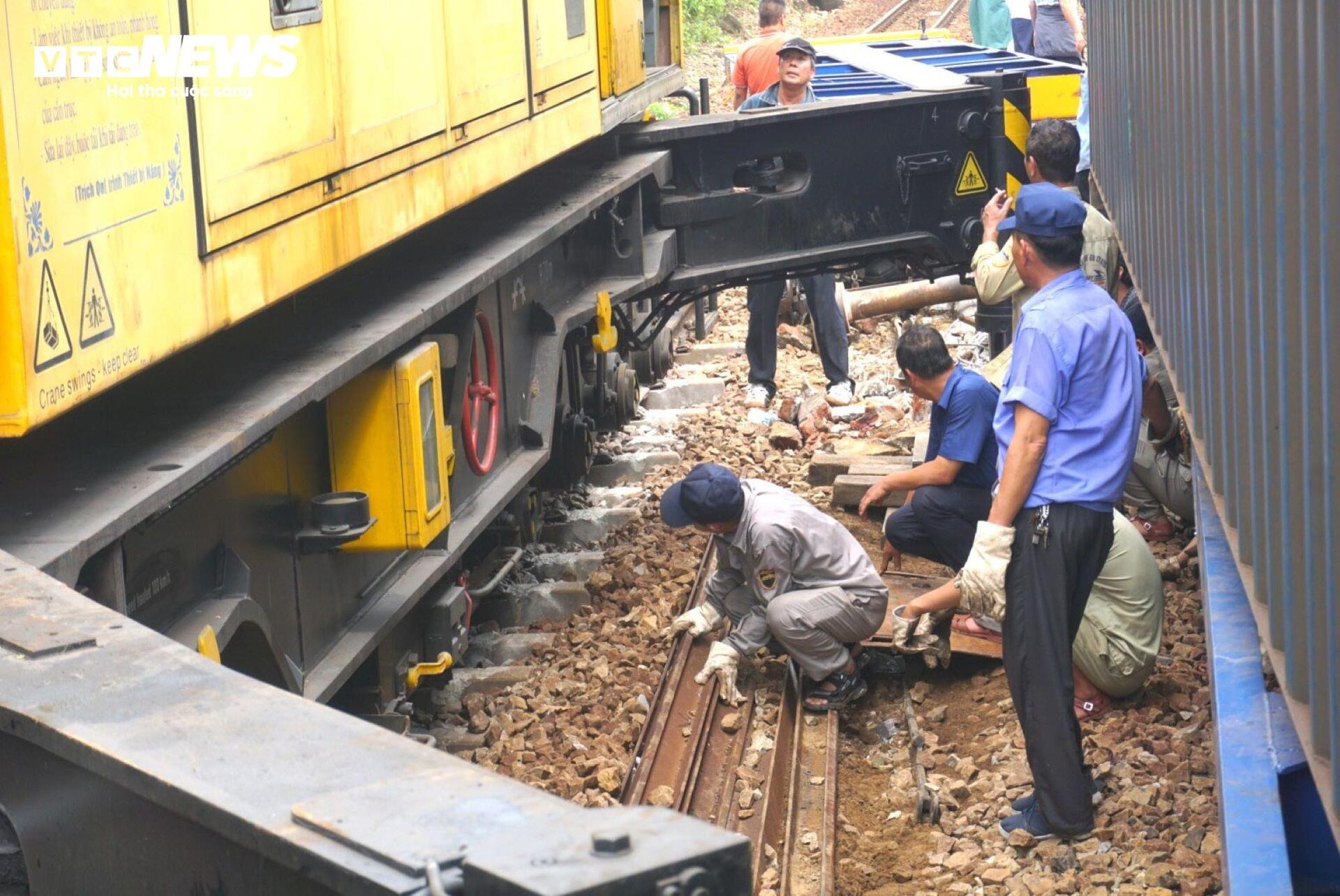 Hiện trường tàu trật bánh, lật 3 toa hàng trên đèo Hải Vân- Ảnh 4. Hiện trường tàu trật bánh, lật 3 toa hàng trên đèo Hải Vân- Ảnh 4.