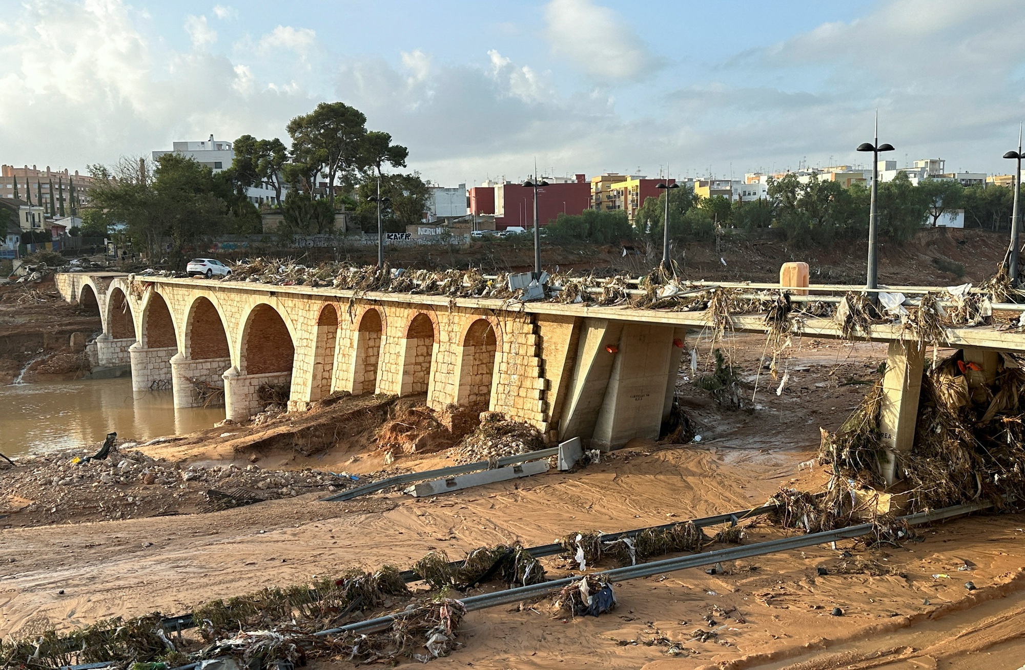 Người dân Tây Ban Nha vật lộn sau trận mưa lũ tựa &quot;tận thế&quot;: Hàng loạt thi thể tìm thấy trong xe chồng chất, mất tất cả chỉ sau nửa giờ- Ảnh 4.