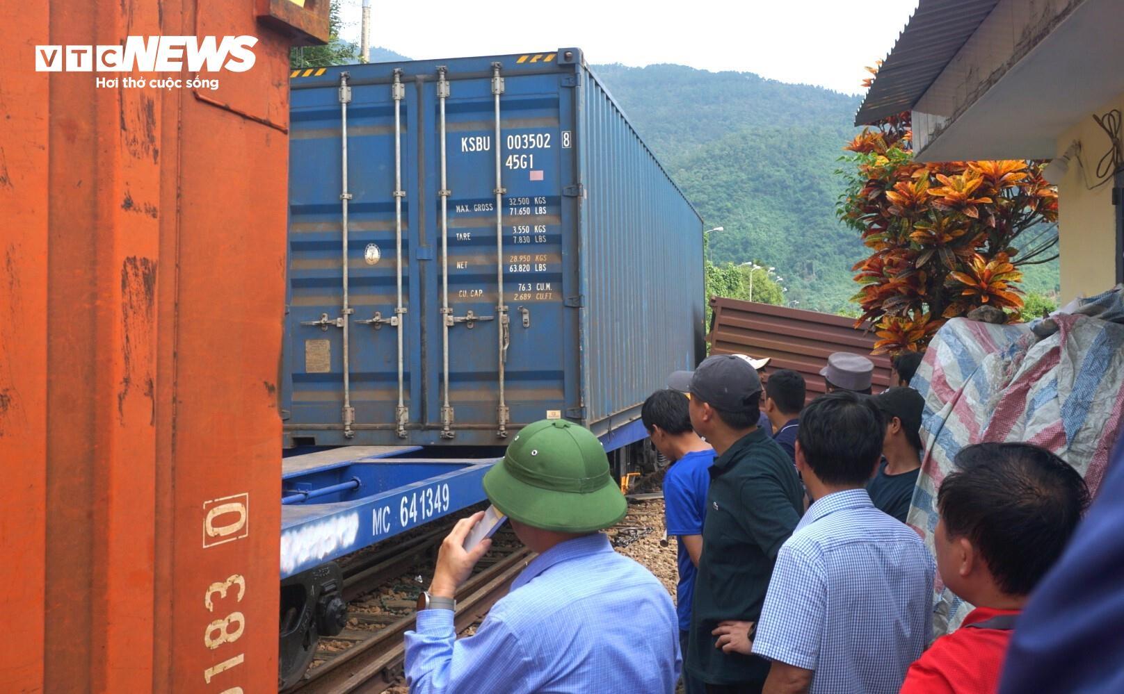 Hiện trường tàu trật bánh, lật 3 toa hàng trên đèo Hải Vân- Ảnh 3. Hiện trường tàu trật bánh, lật 3 toa hàng trên đèo Hải Vân- Ảnh 3.