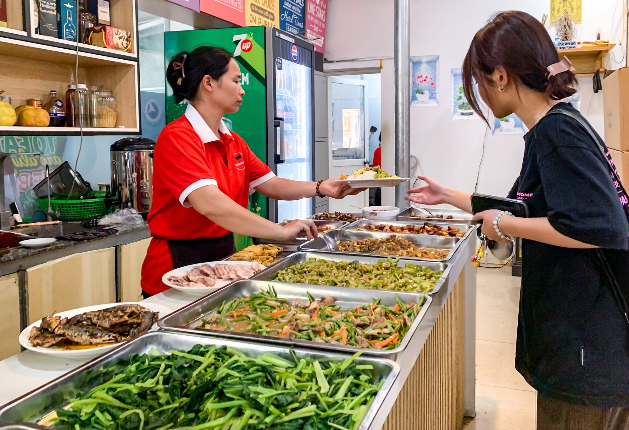 Cầm 50.000 đồng vào canteen Nhân văn, &quot;sốc&quot; nhẹ trước những gì nhận về! - Ảnh 4.