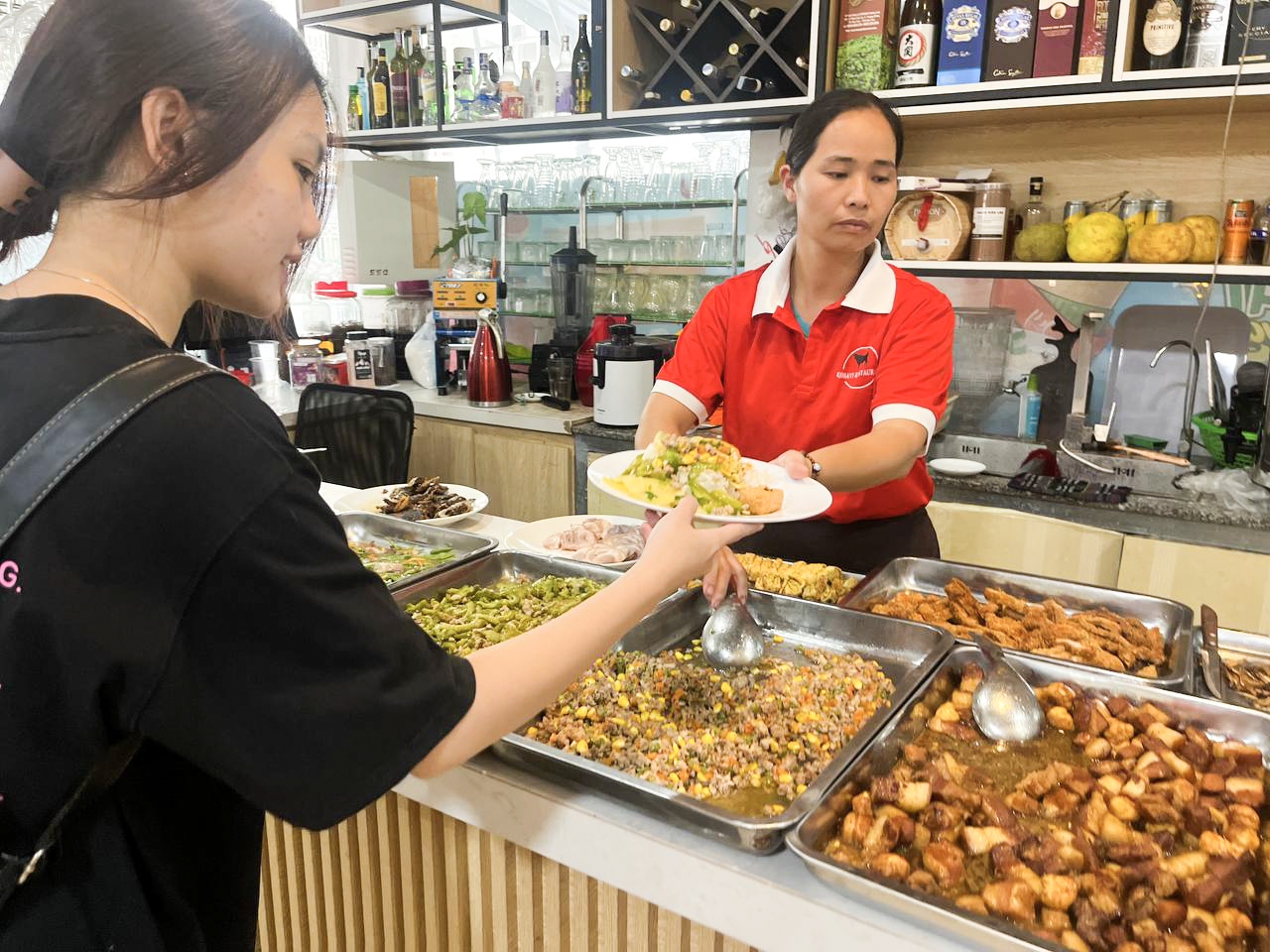 Cầm 50.000 đồng vào canteen Nhân văn, &quot;sốc&quot; nhẹ trước những gì nhận về! - Ảnh 5.