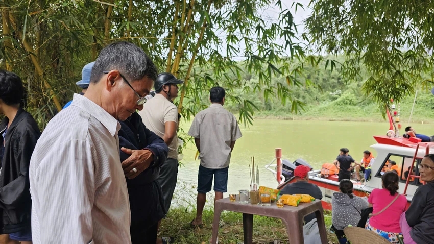 Vụ xe chở rác rơi xuống sông: Người vợ đang mang thai thẫn thờ tại hiện trường trông ngóng tin chồng - Ảnh 2.