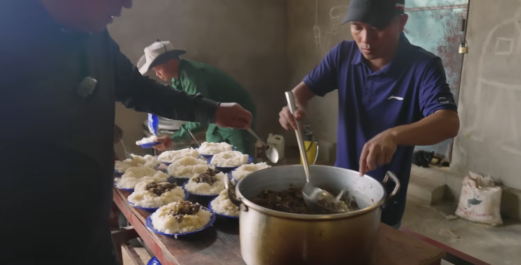 &quot;Con làm cha phá&quot; là đây: Nuôi ngan vịt ở Châu Phi không dám ăn, ông Quý vừa sang đã làm 1 việc Quang Linh Vlogs khóc ròng - Ảnh 3.