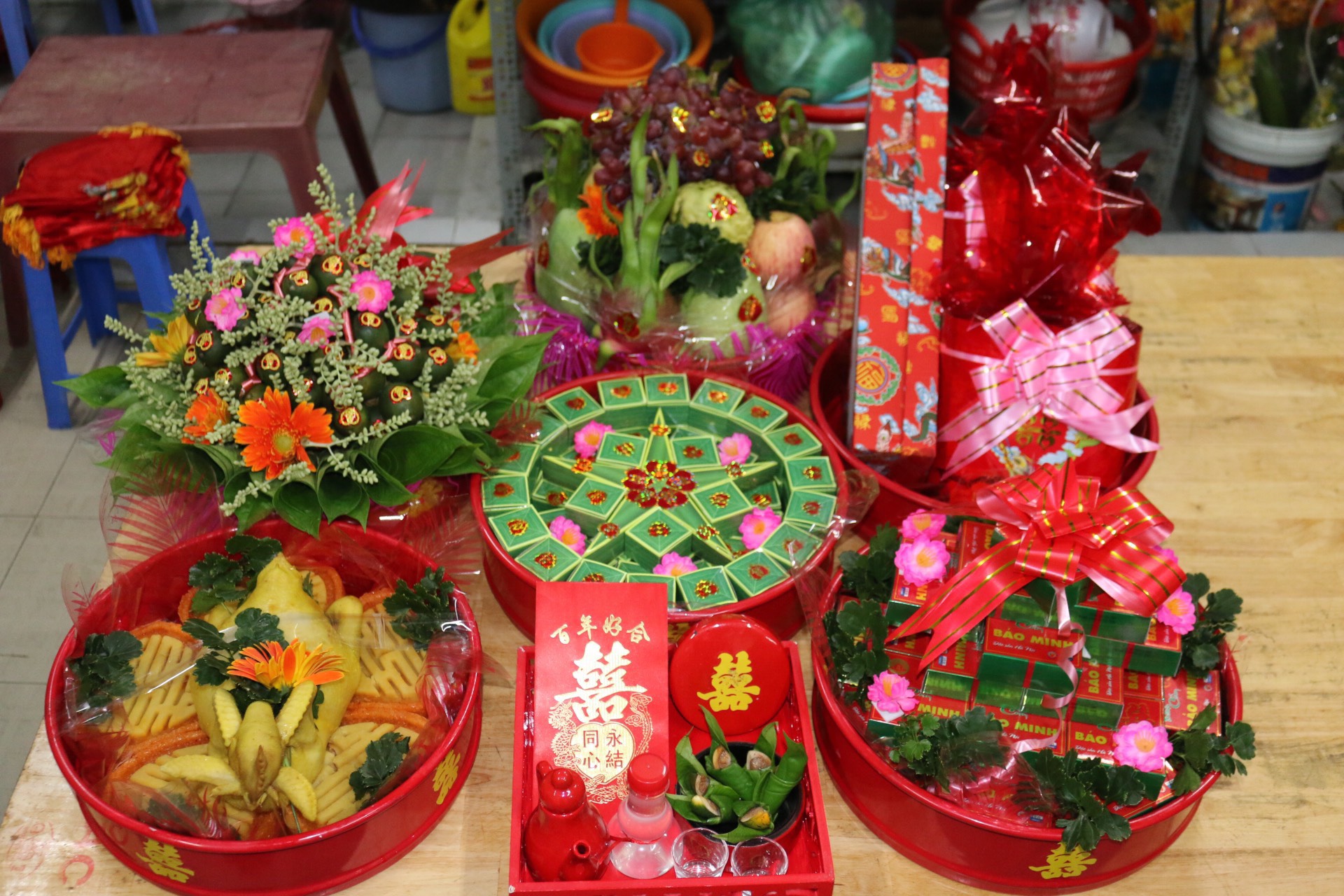 Ngày đính hôn, xem qua sính lễ nhà trai chuẩn bị, bố vợ hỏi một câu mà nhà tôi bàng hoàng, bỏ về ngay lập tức - Ảnh 1. Ngày đính hôn, xem qua sính lễ nhà trai chuẩn bị, bố vợ hỏi một câu mà nhà tôi bàng hoàng, bỏ về ngay lập tức - Ảnh 1.