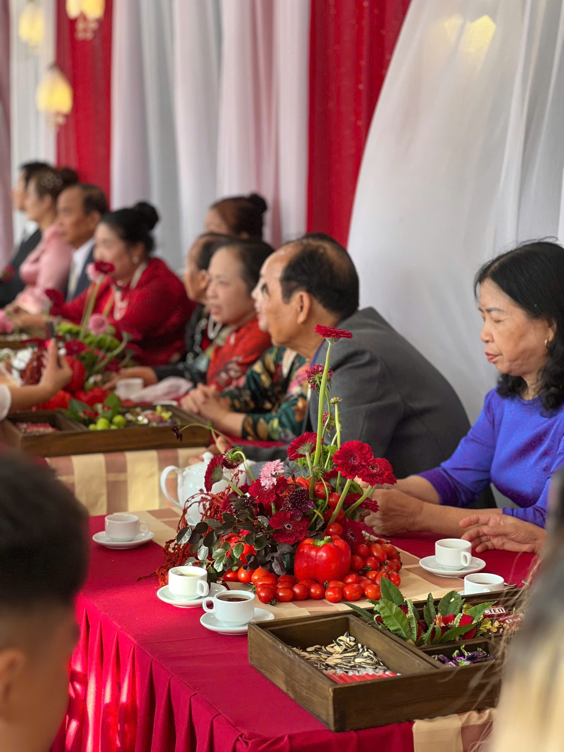 Đem rau củ, trái cây ở chợ về trang trí đám cưới năm 2024: Cô dâu chú rể gây sốt, khách mời đỡ tốn tiền chợ mấy bữa liền - Ảnh 6.