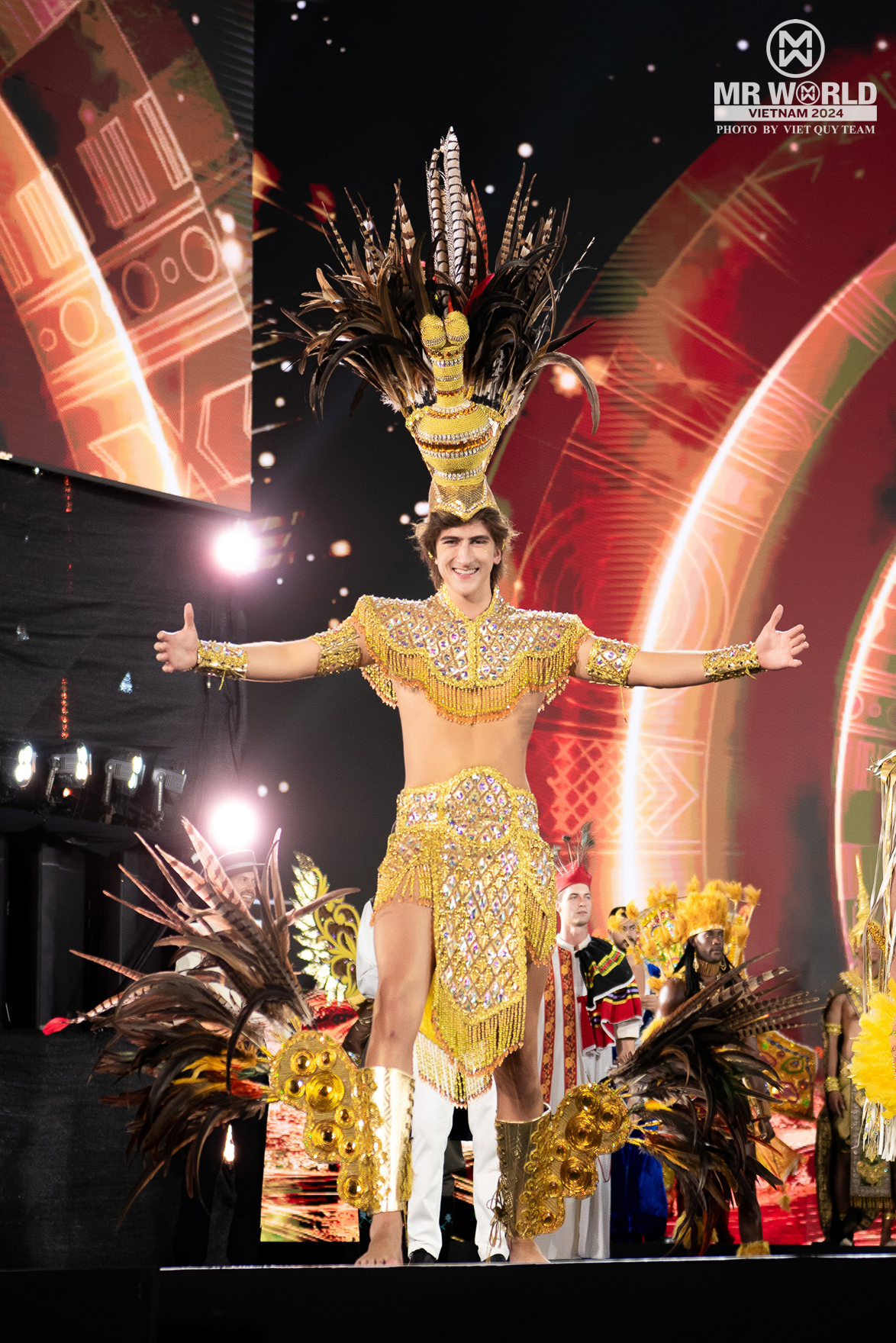 "Vũ trụ trai đẹp" Mr World khoe body tượng tạc trong National Costume ở Phan Thiết: Nam vương Tuấn Ngọc diện đồ 25kg, lộ diện top 20- Ảnh 17. "Vũ trụ trai đẹp" Mr World khoe body tượng tạc trong National Costume ở Phan Thiết: Nam vương Tuấn Ngọc diện đồ 25kg, lộ diện top 20- Ảnh 17.