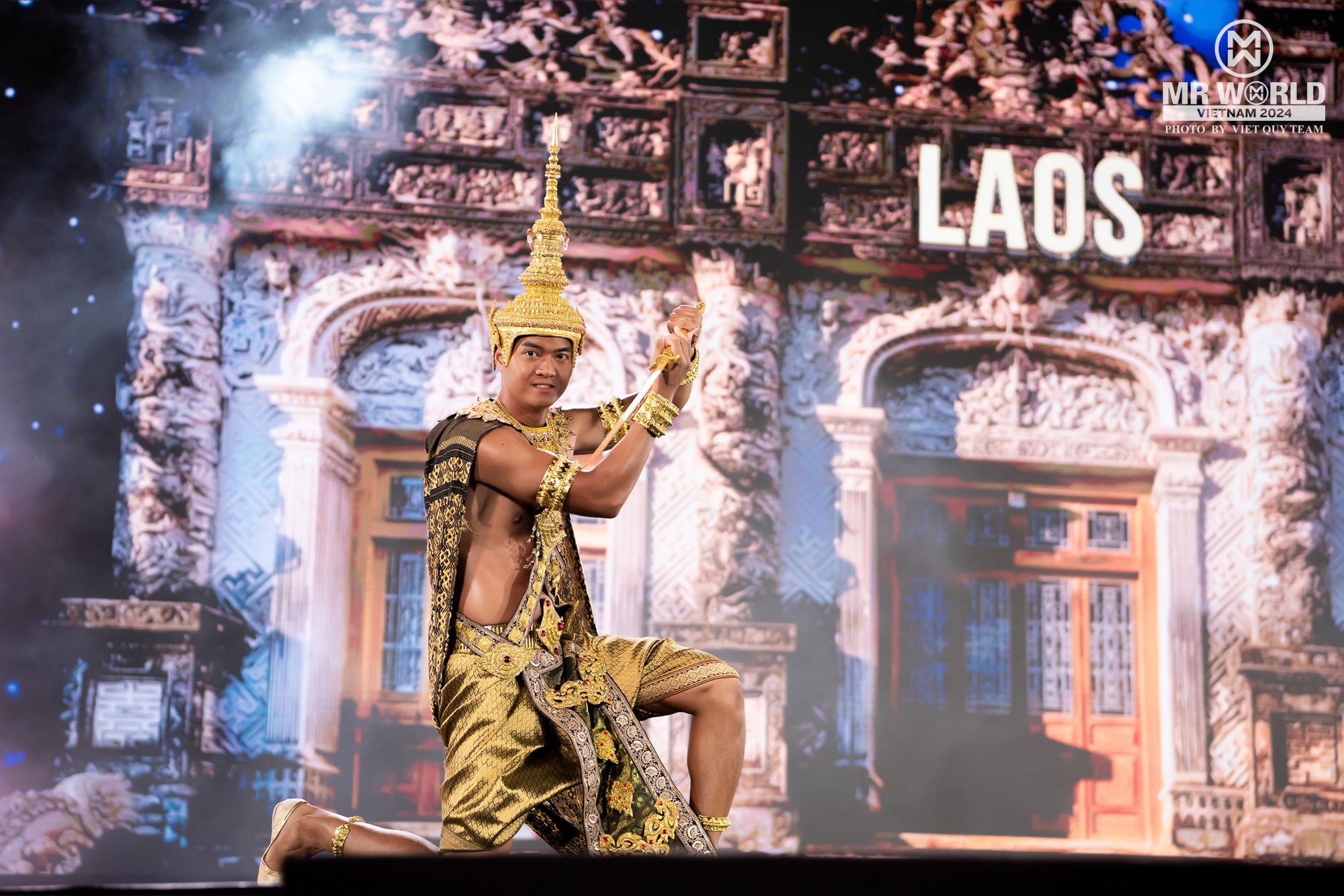 "Vũ trụ trai đẹp" Mr World khoe body tượng tạc trong National Costume ở Phan Thiết: Nam vương Tuấn Ngọc diện đồ 25kg, lộ diện top 20- Ảnh 19. "Vũ trụ trai đẹp" Mr World khoe body tượng tạc trong National Costume ở Phan Thiết: Nam vương Tuấn Ngọc diện đồ 25kg, lộ diện top 20- Ảnh 19.