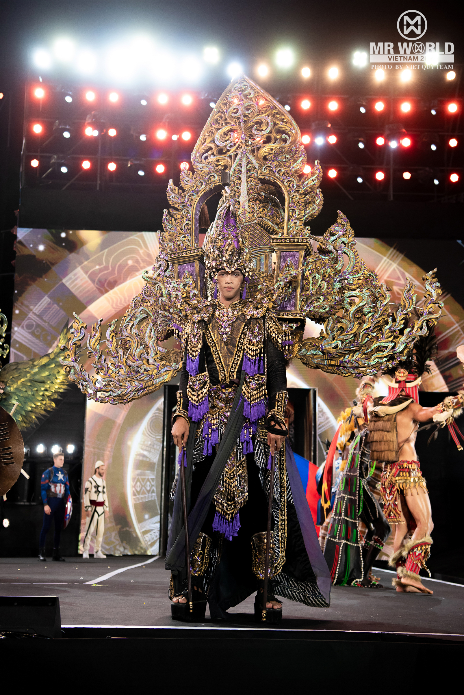 "Vũ trụ trai đẹp" Mr World khoe body tượng tạc trong National Costume ở Phan Thiết: Nam vương Tuấn Ngọc diện đồ 25kg, lộ diện top 20- Ảnh 10. "Vũ trụ trai đẹp" Mr World khoe body tượng tạc trong National Costume ở Phan Thiết: Nam vương Tuấn Ngọc diện đồ 25kg, lộ diện top 20- Ảnh 10.