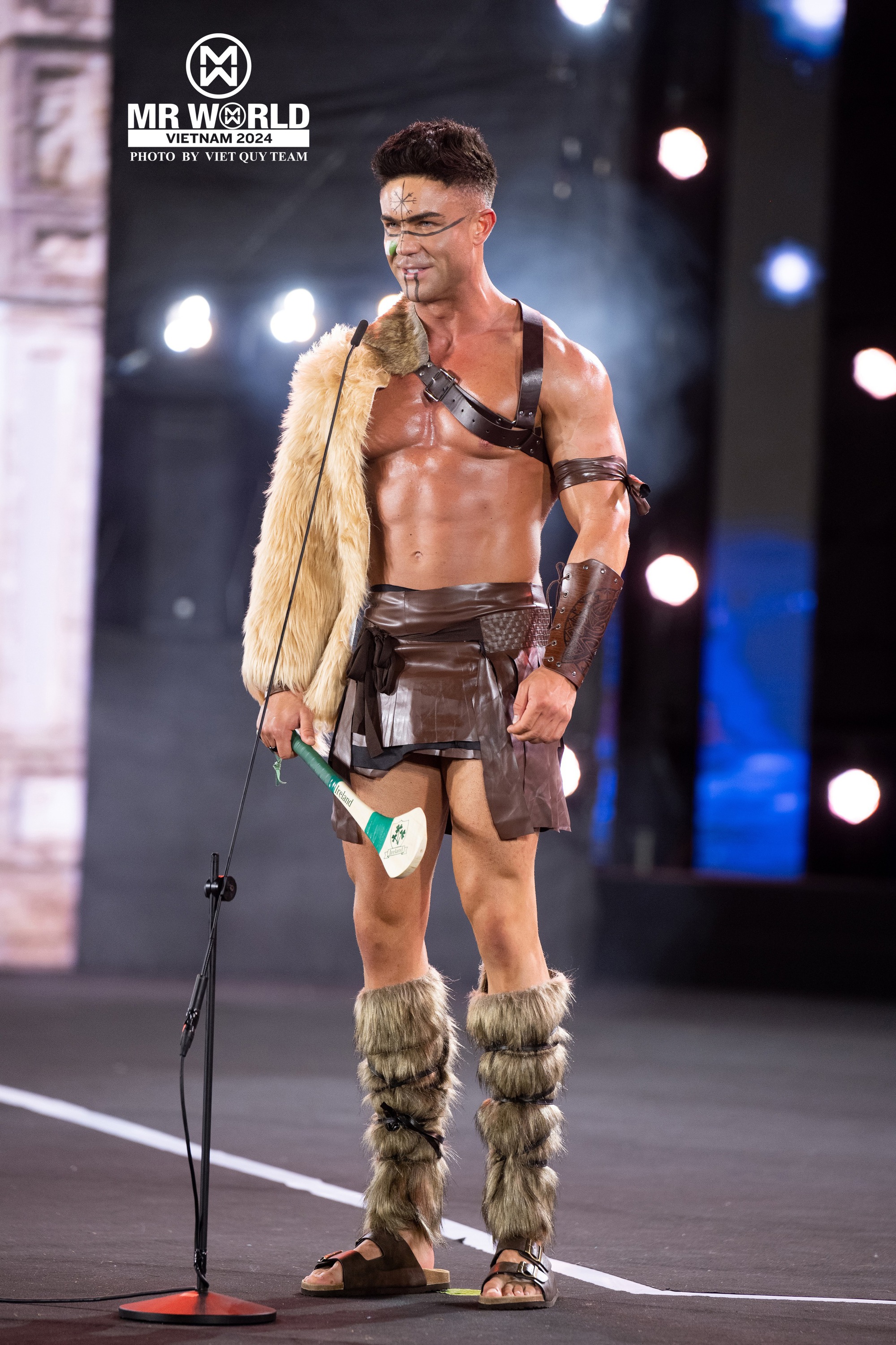 "Vũ trụ trai đẹp" Mr World khoe body tượng tạc trong National Costume ở Phan Thiết: Nam vương Tuấn Ngọc diện đồ 25kg, lộ diện top 20- Ảnh 8. "Vũ trụ trai đẹp" Mr World khoe body tượng tạc trong National Costume ở Phan Thiết: Nam vương Tuấn Ngọc diện đồ 25kg, lộ diện top 20- Ảnh 8.