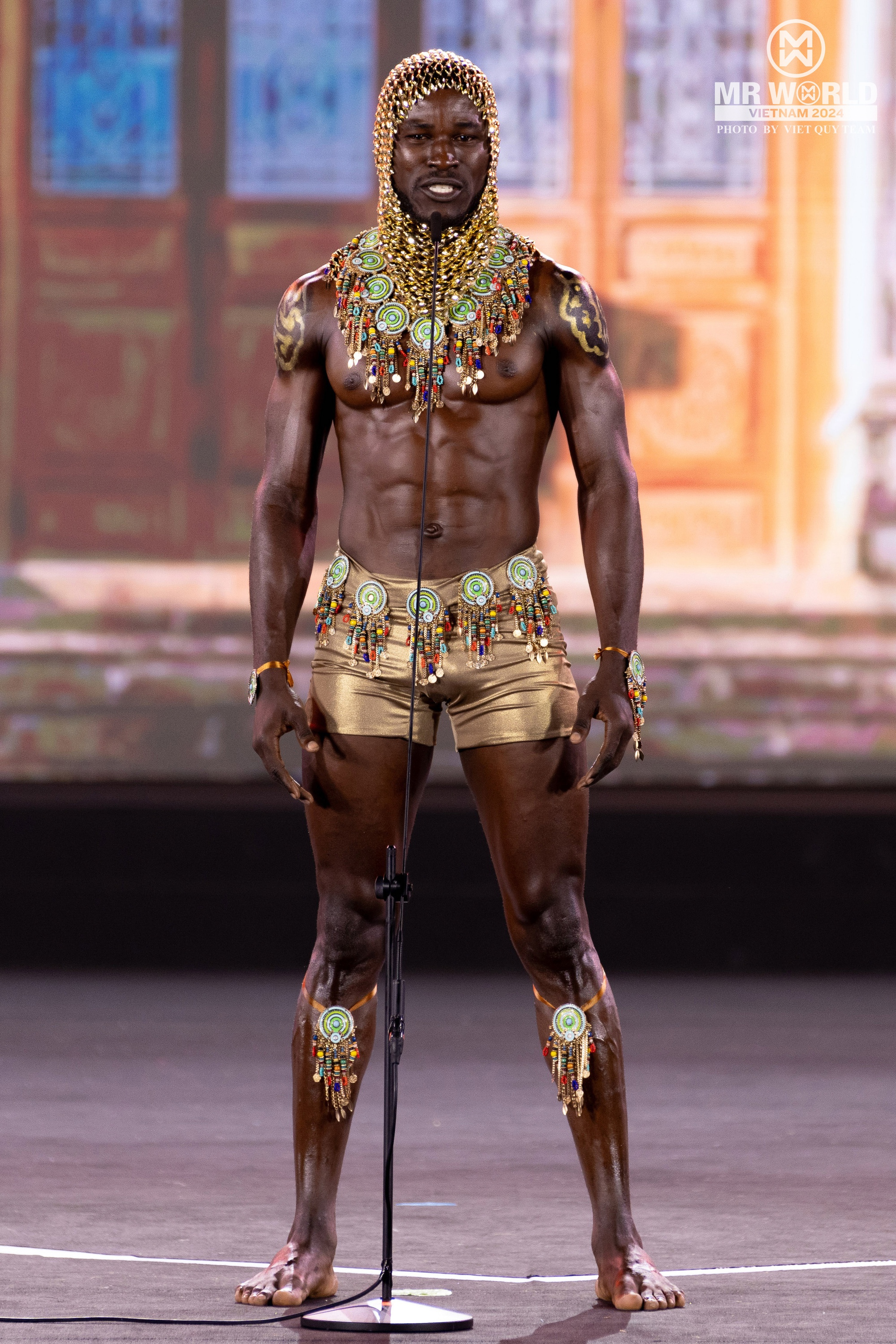 "Vũ trụ trai đẹp" Mr World khoe body tượng tạc trong National Costume ở Phan Thiết: Nam vương Tuấn Ngọc diện đồ 25kg, lộ diện top 20- Ảnh 6. "Vũ trụ trai đẹp" Mr World khoe body tượng tạc trong National Costume ở Phan Thiết: Nam vương Tuấn Ngọc diện đồ 25kg, lộ diện top 20- Ảnh 6.