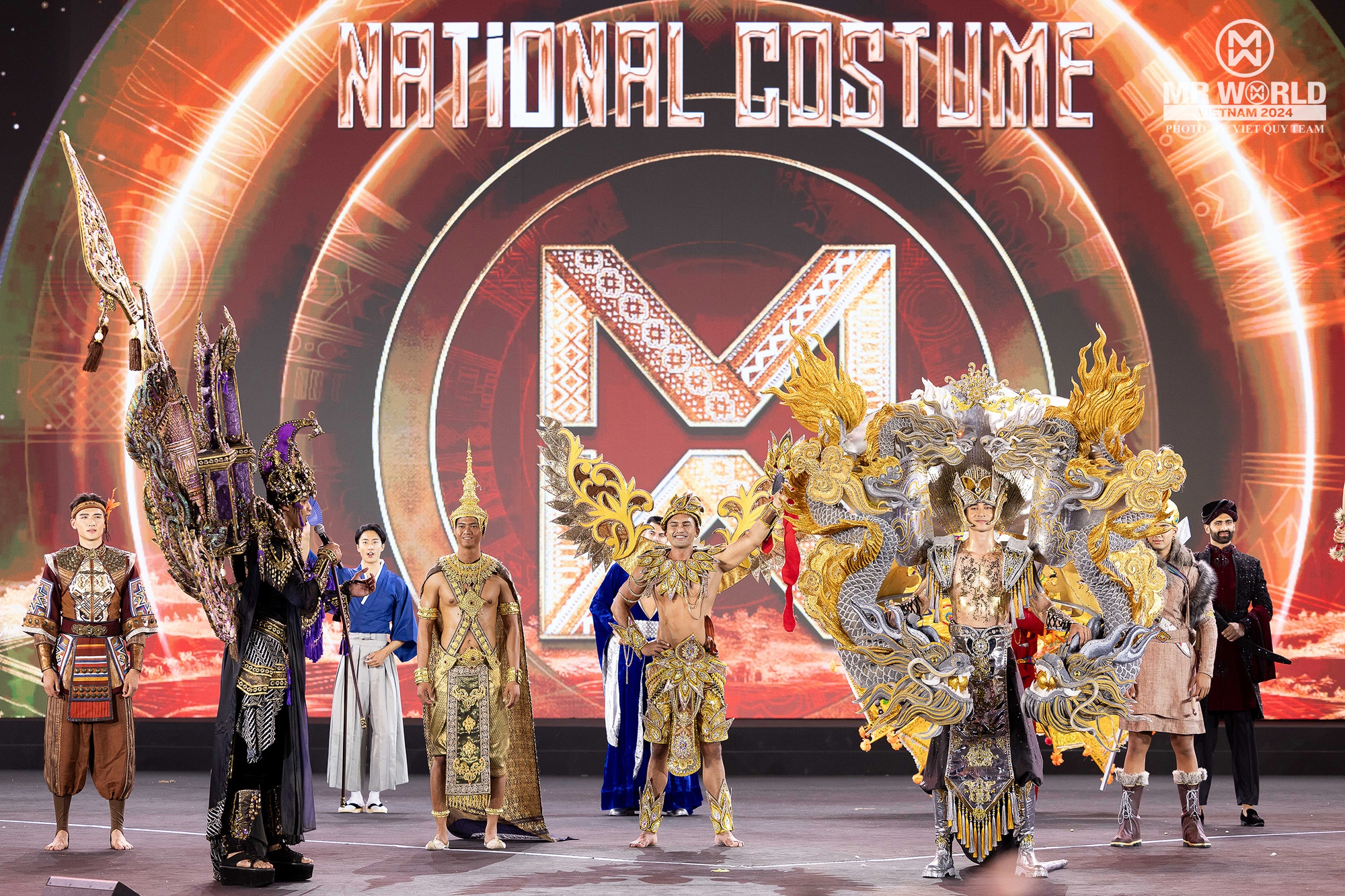 "Vũ trụ trai đẹp" Mr World khoe body tượng tạc trong National Costume ở Phan Thiết: Nam vương Tuấn Ngọc diện đồ 25kg, lộ diện top 20- Ảnh 22. "Vũ trụ trai đẹp" Mr World khoe body tượng tạc trong National Costume ở Phan Thiết: Nam vương Tuấn Ngọc diện đồ 25kg, lộ diện top 20- Ảnh 22.