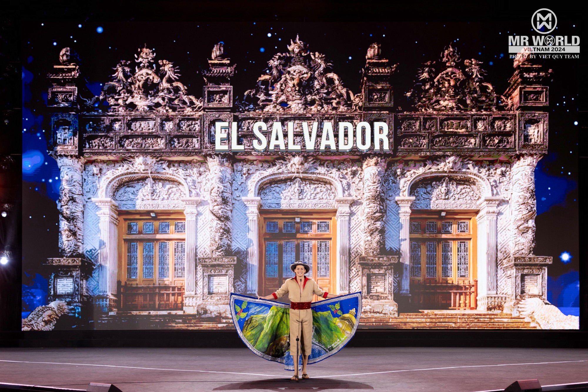 "Vũ trụ trai đẹp" Mr World khoe body tượng tạc trong National Costume ở Phan Thiết: Nam vương Tuấn Ngọc diện đồ 25kg, lộ diện top 20- Ảnh 21. "Vũ trụ trai đẹp" Mr World khoe body tượng tạc trong National Costume ở Phan Thiết: Nam vương Tuấn Ngọc diện đồ 25kg, lộ diện top 20- Ảnh 21.