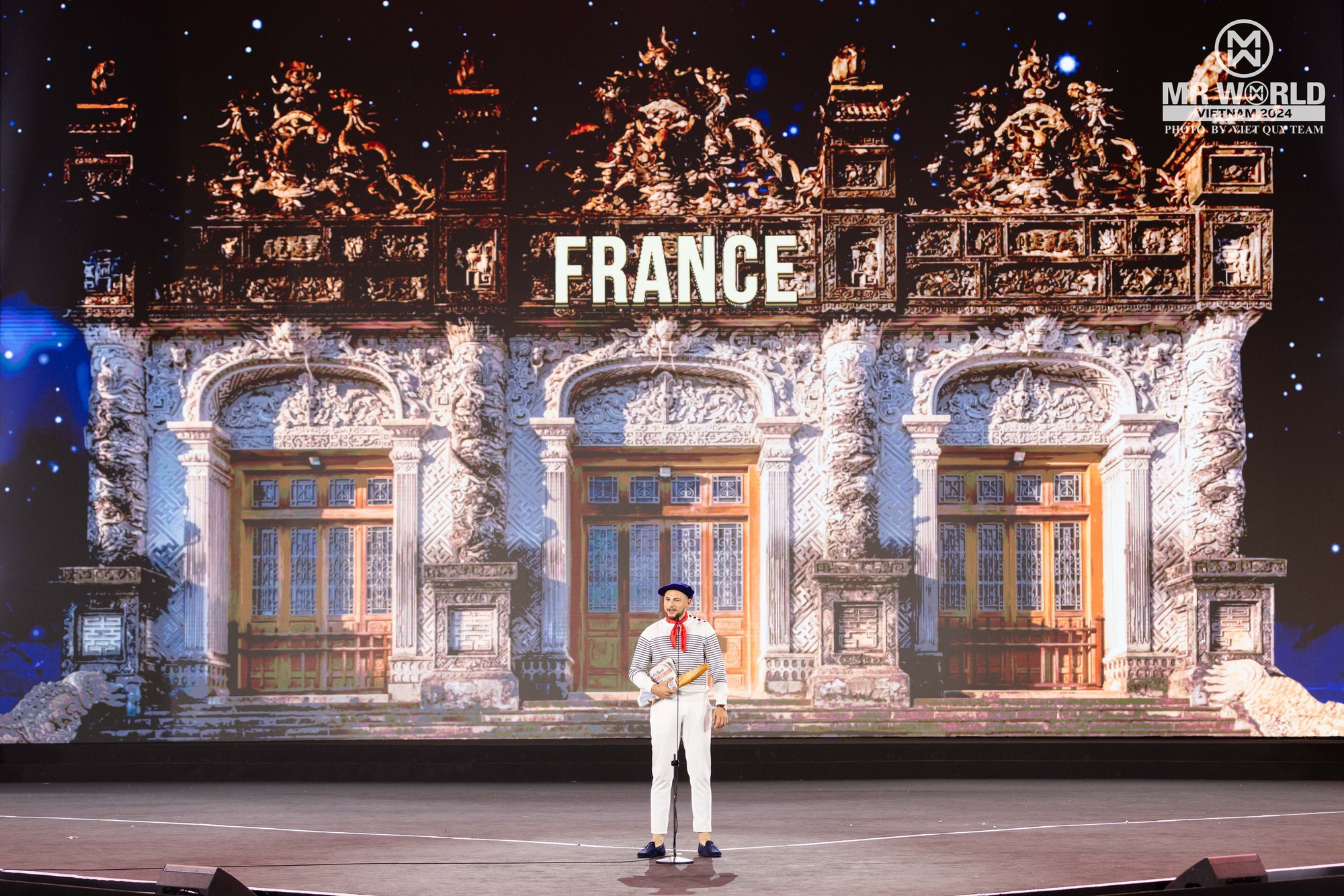 "Vũ trụ trai đẹp" Mr World khoe body tượng tạc trong National Costume ở Phan Thiết: Nam vương Tuấn Ngọc diện đồ 25kg, lộ diện top 20- Ảnh 18. "Vũ trụ trai đẹp" Mr World khoe body tượng tạc trong National Costume ở Phan Thiết: Nam vương Tuấn Ngọc diện đồ 25kg, lộ diện top 20- Ảnh 18.