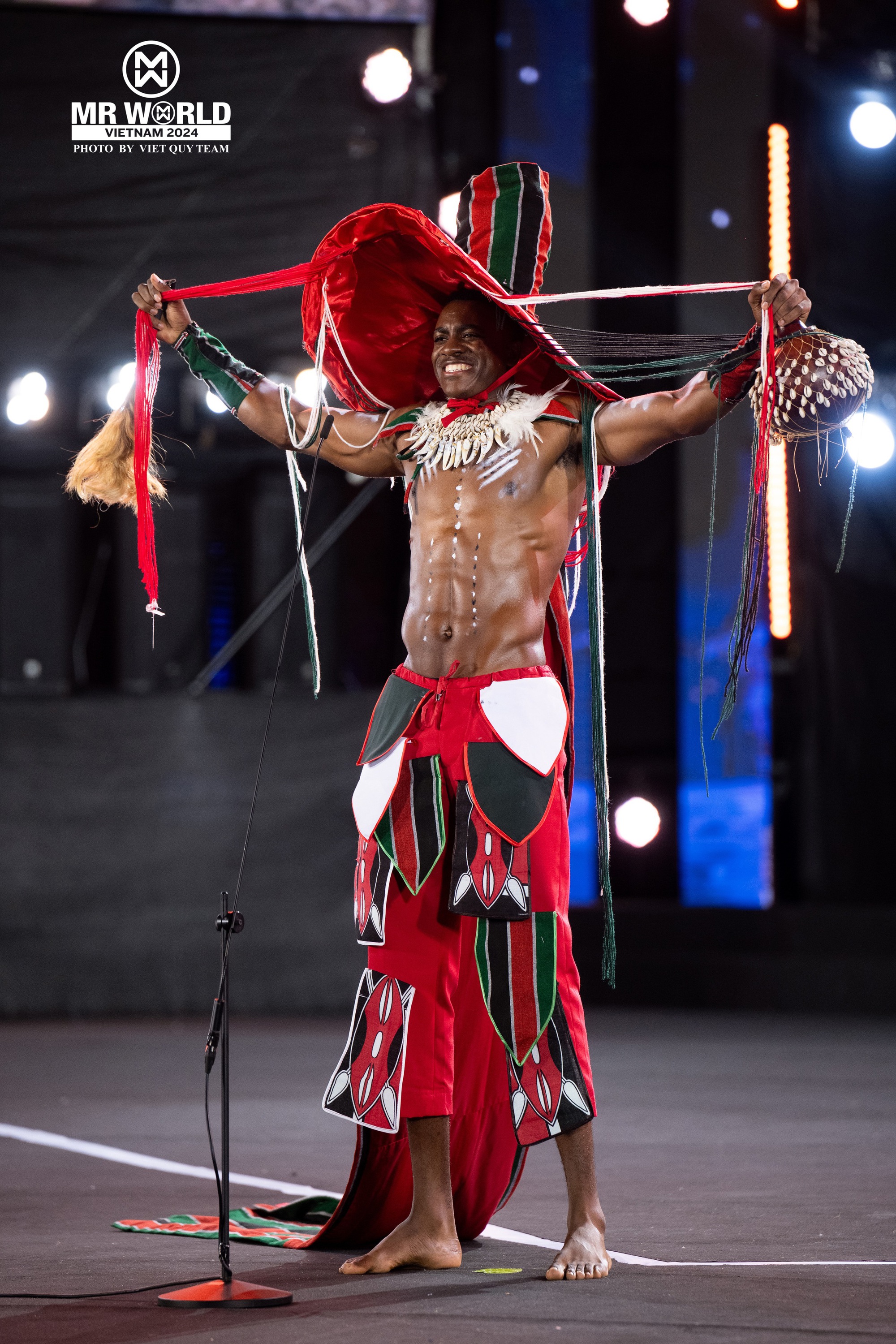 "Vũ trụ trai đẹp" Mr World khoe body tượng tạc trong National Costume ở Phan Thiết: Nam vương Tuấn Ngọc diện đồ 25kg, lộ diện top 20- Ảnh 9. "Vũ trụ trai đẹp" Mr World khoe body tượng tạc trong National Costume ở Phan Thiết: Nam vương Tuấn Ngọc diện đồ 25kg, lộ diện top 20- Ảnh 9.