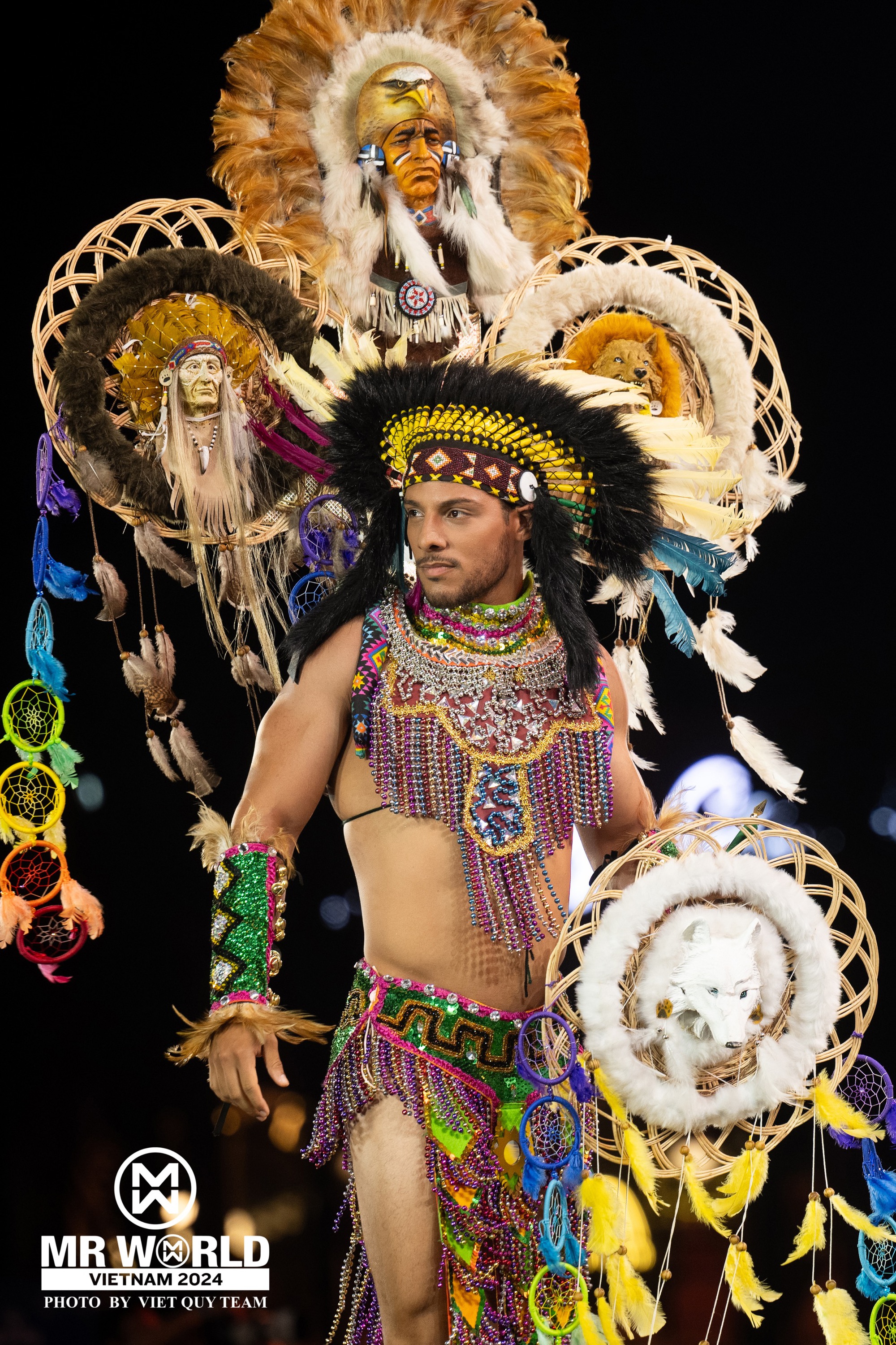 "Vũ trụ trai đẹp" Mr World khoe body tượng tạc trong National Costume ở Phan Thiết: Nam vương Tuấn Ngọc diện đồ 25kg, lộ diện top 20- Ảnh 16. "Vũ trụ trai đẹp" Mr World khoe body tượng tạc trong National Costume ở Phan Thiết: Nam vương Tuấn Ngọc diện đồ 25kg, lộ diện top 20- Ảnh 16.