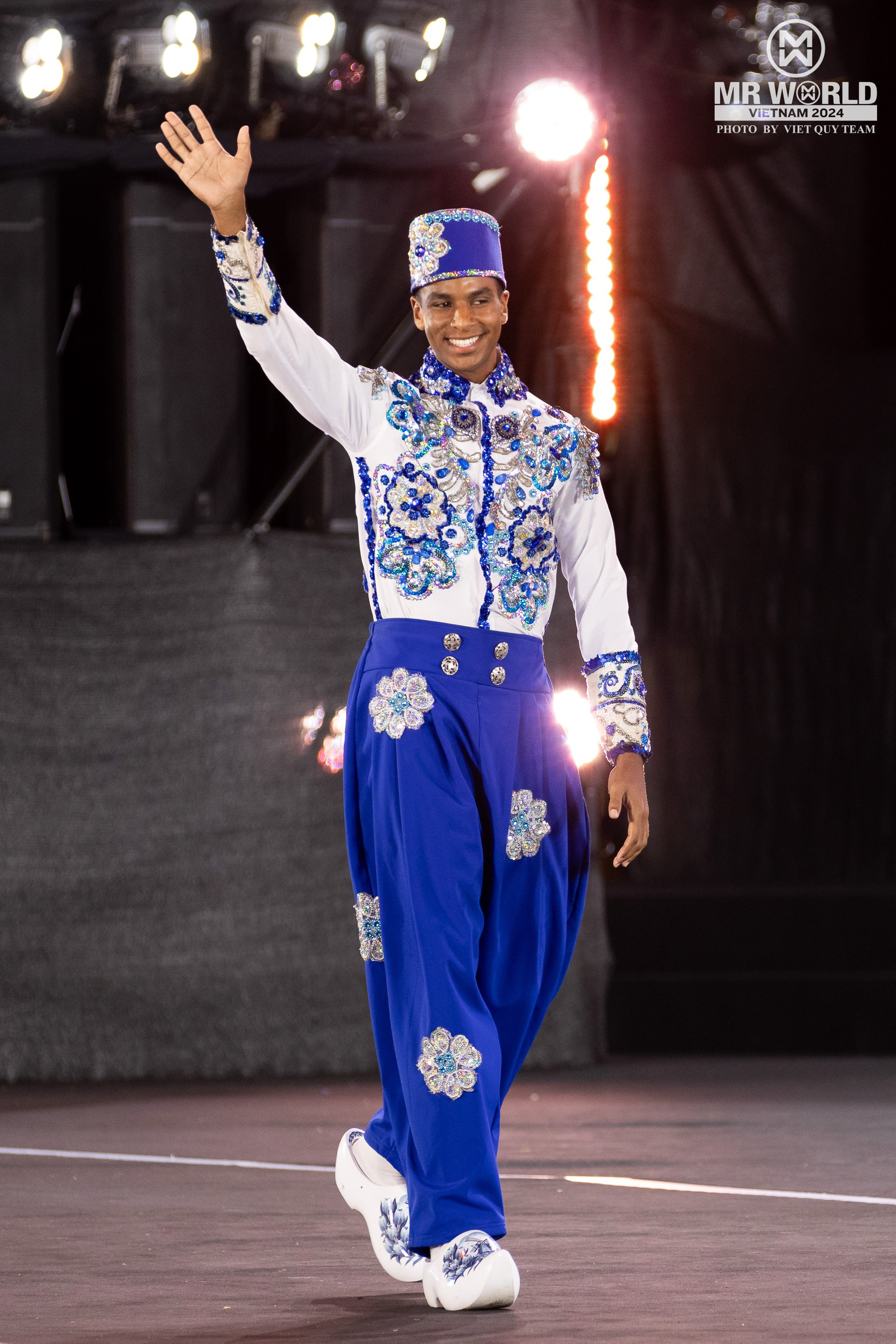 "Vũ trụ trai đẹp" Mr World khoe body tượng tạc trong National Costume ở Phan Thiết: Nam vương Tuấn Ngọc diện đồ 25kg, lộ diện top 20- Ảnh 15. "Vũ trụ trai đẹp" Mr World khoe body tượng tạc trong National Costume ở Phan Thiết: Nam vương Tuấn Ngọc diện đồ 25kg, lộ diện top 20- Ảnh 15.