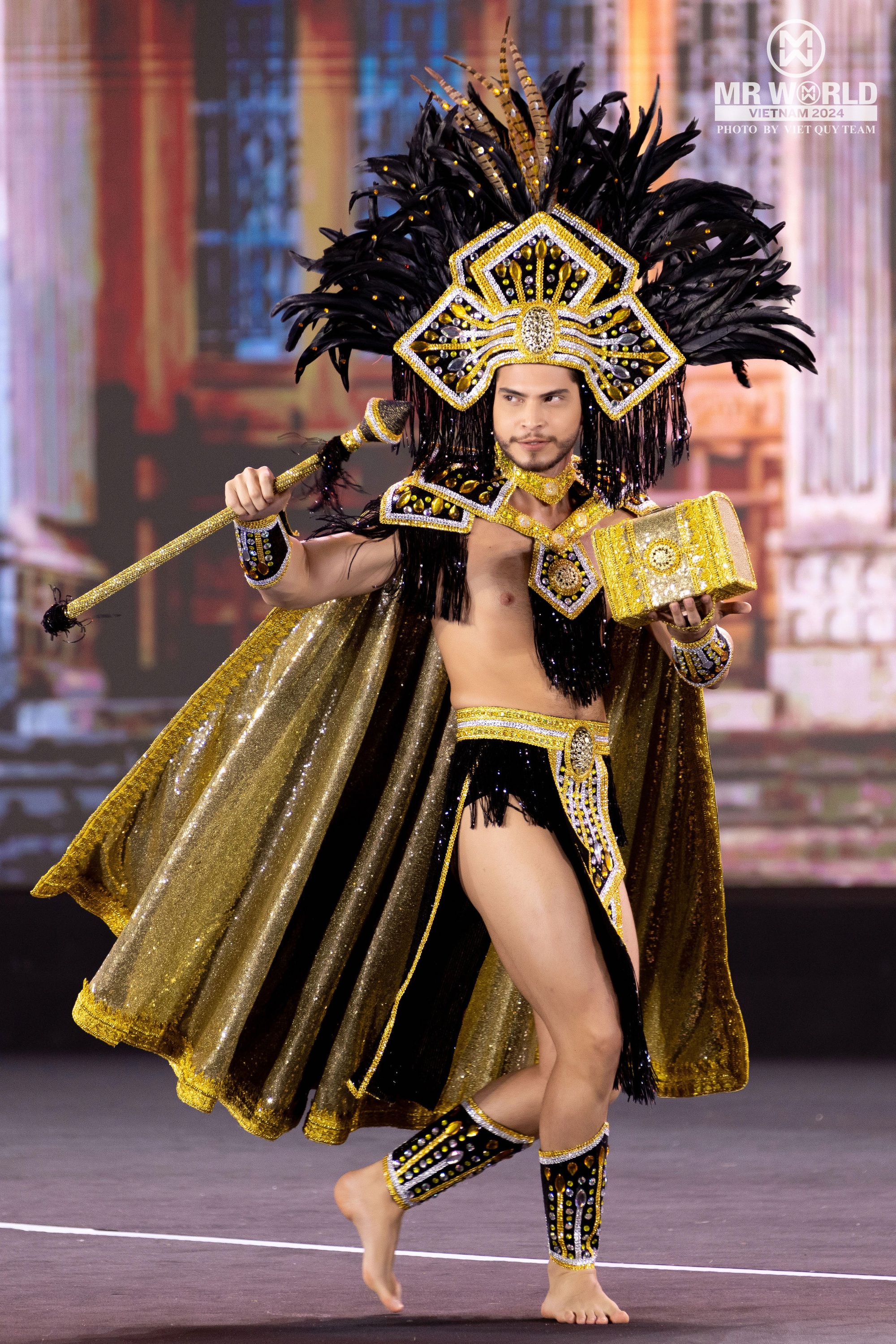 "Vũ trụ trai đẹp" Mr World khoe body tượng tạc trong National Costume ở Phan Thiết: Nam vương Tuấn Ngọc diện đồ 25kg, lộ diện top 20- Ảnh 4. "Vũ trụ trai đẹp" Mr World khoe body tượng tạc trong National Costume ở Phan Thiết: Nam vương Tuấn Ngọc diện đồ 25kg, lộ diện top 20- Ảnh 4.