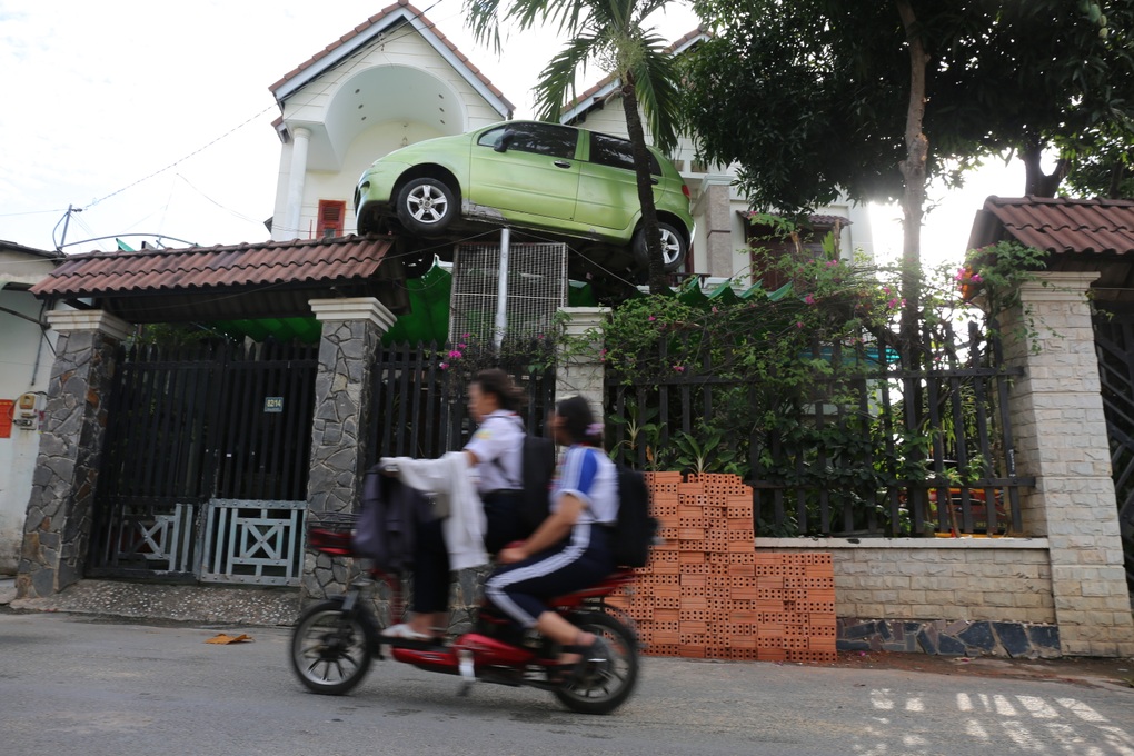 Kỳ lạ chiếc ô tô &quot;vắt vẻo&quot; trên cổng nhà ở Đồng Nai, chủ nhà giải thích mới vỡ lẽ nguyên nhân đầy cảm động - Ảnh 1.