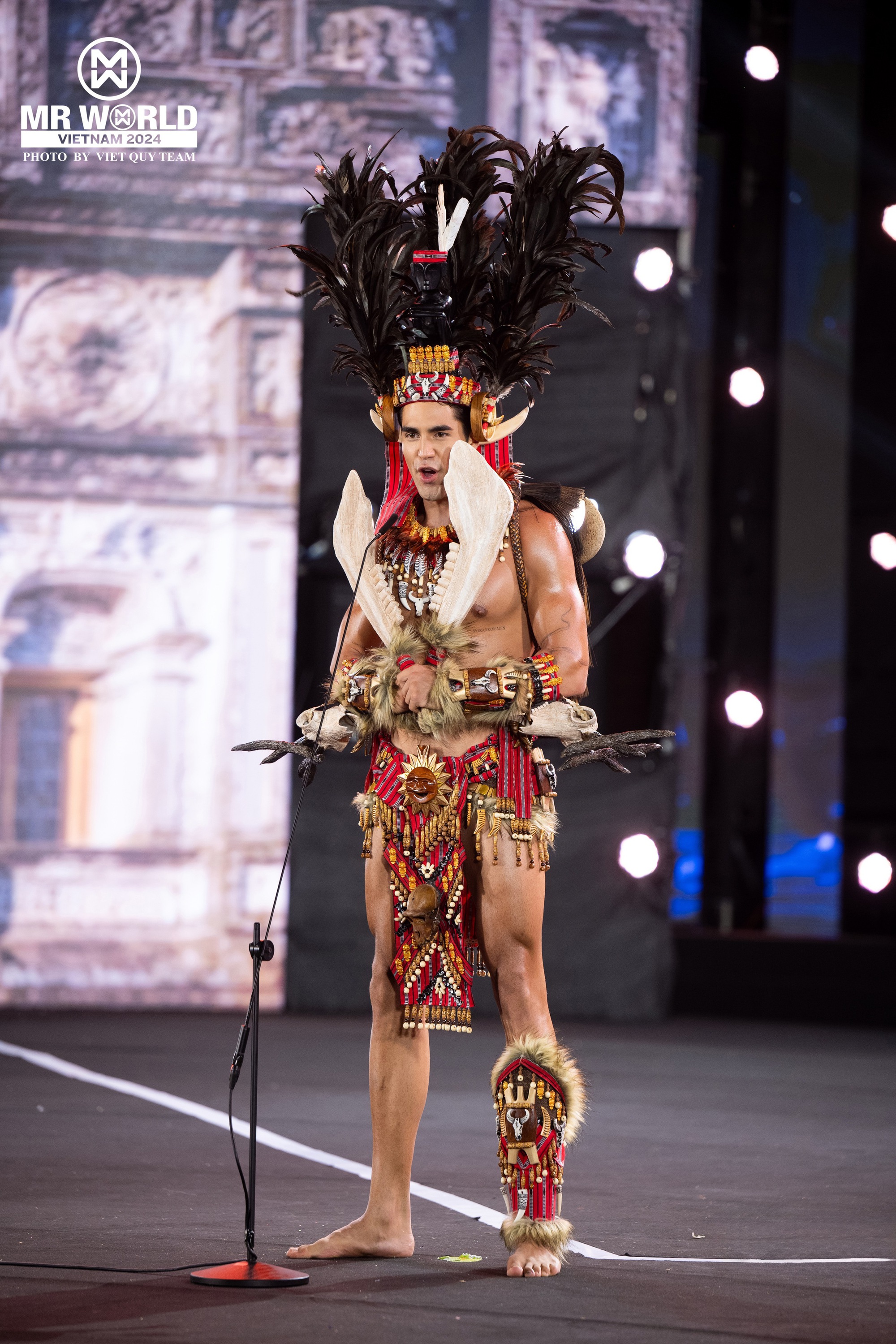 "Vũ trụ trai đẹp" Mr World khoe body tượng tạc trong National Costume ở Phan Thiết: Nam vương Tuấn Ngọc diện đồ 25kg, lộ diện top 20- Ảnh 11. "Vũ trụ trai đẹp" Mr World khoe body tượng tạc trong National Costume ở Phan Thiết: Nam vương Tuấn Ngọc diện đồ 25kg, lộ diện top 20- Ảnh 11.