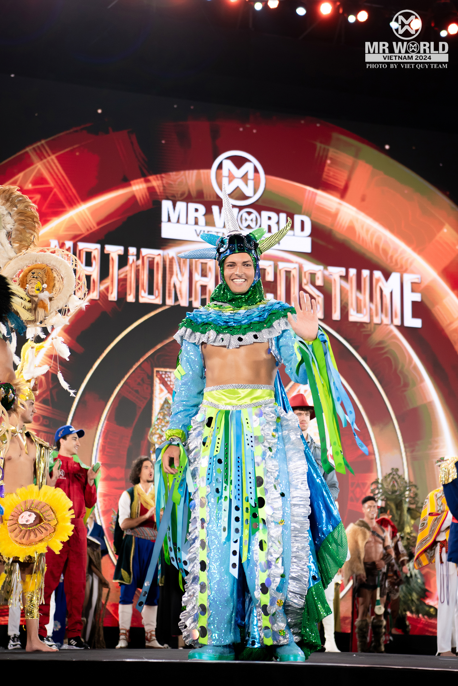 "Vũ trụ trai đẹp" Mr World khoe body tượng tạc trong National Costume ở Phan Thiết: Nam vương Tuấn Ngọc diện đồ 25kg, lộ diện top 20- Ảnh 14. "Vũ trụ trai đẹp" Mr World khoe body tượng tạc trong National Costume ở Phan Thiết: Nam vương Tuấn Ngọc diện đồ 25kg, lộ diện top 20- Ảnh 14.
