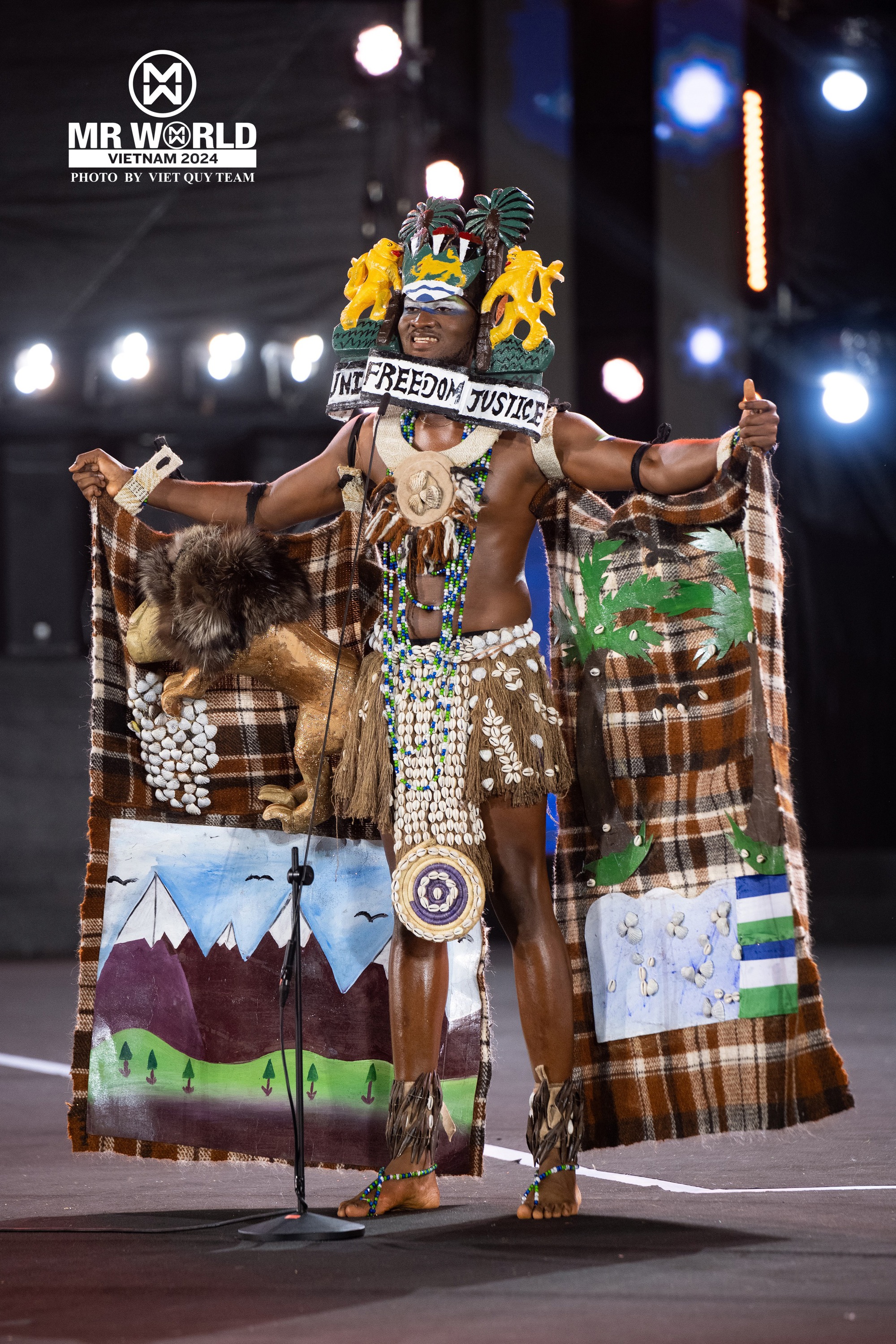 "Vũ trụ trai đẹp" Mr World khoe body tượng tạc trong National Costume ở Phan Thiết: Nam vương Tuấn Ngọc diện đồ 25kg, lộ diện top 20- Ảnh 5. "Vũ trụ trai đẹp" Mr World khoe body tượng tạc trong National Costume ở Phan Thiết: Nam vương Tuấn Ngọc diện đồ 25kg, lộ diện top 20- Ảnh 5.
