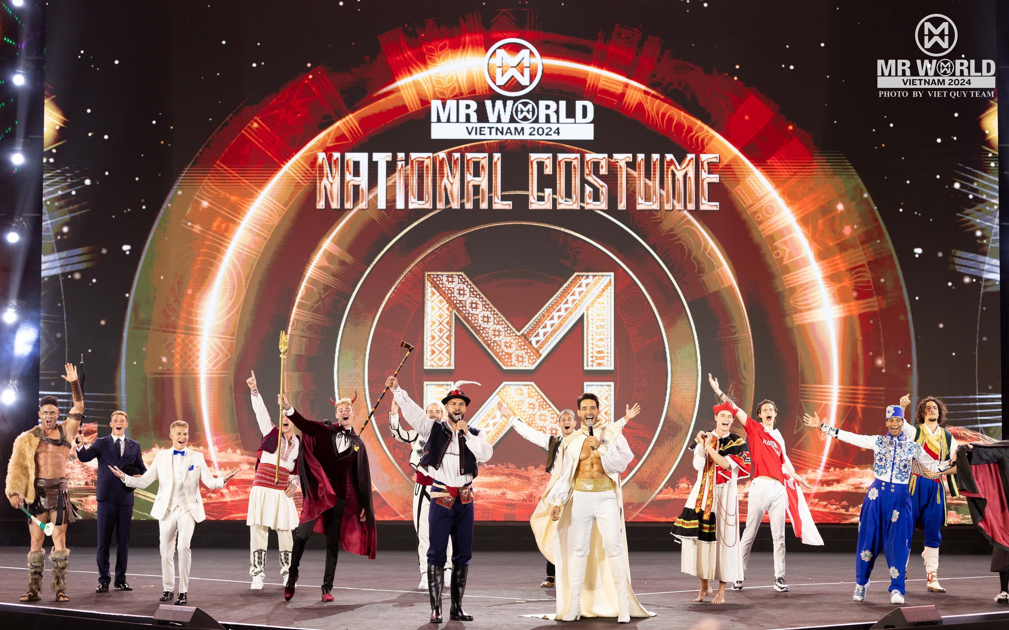 "Vũ trụ trai đẹp" Mr World khoe body tượng tạc trong National Costume ở Phan Thiết: Nam vương Tuấn Ngọc diện đồ 25kg, lộ diện top 20- Ảnh 25. "Vũ trụ trai đẹp" Mr World khoe body tượng tạc trong National Costume ở Phan Thiết: Nam vương Tuấn Ngọc diện đồ 25kg, lộ diện top 20- Ảnh 25.