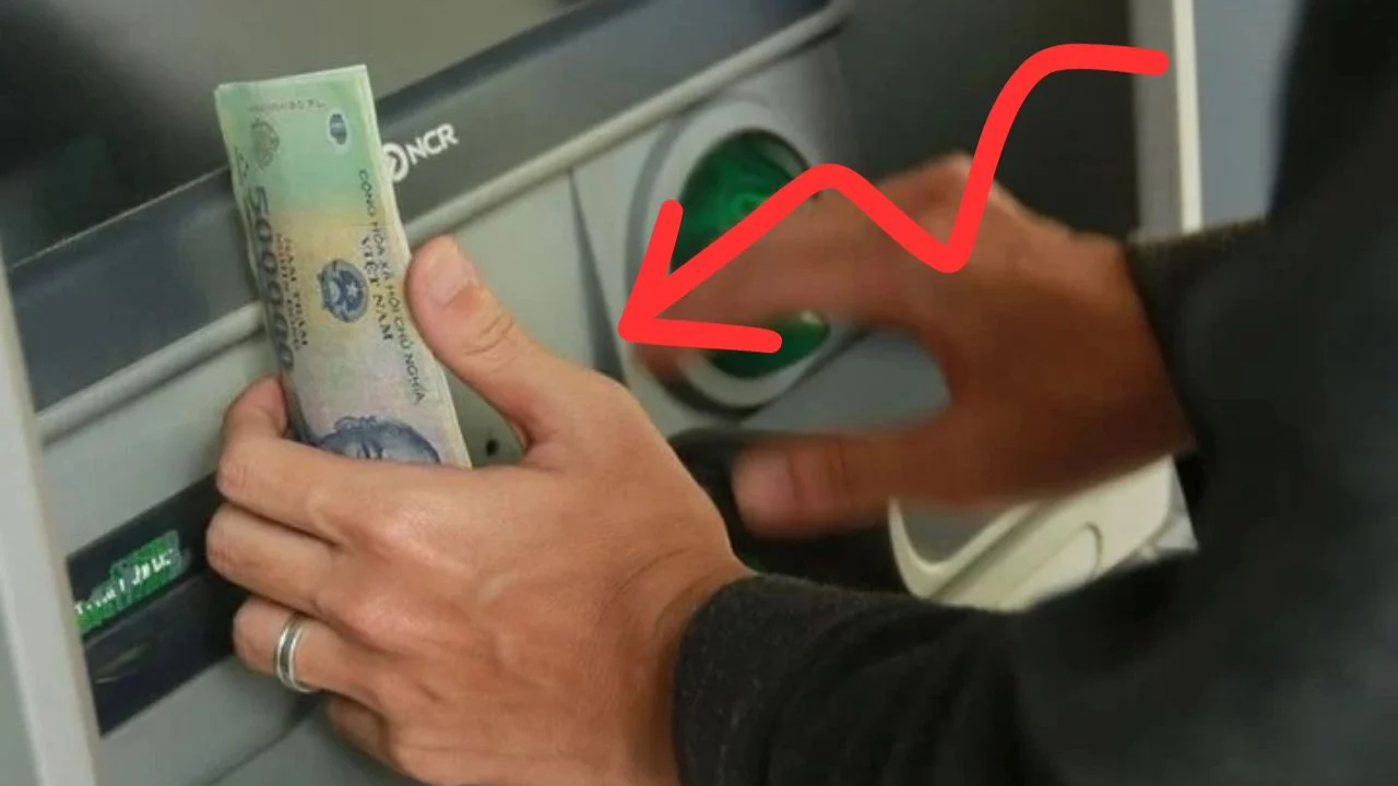 Ngân hàng Việt cảnh báo chiêu đánh cắp thông tin thẻ tại cây ATM, người hay đi rút tiền cảnh giác - Ảnh 1.