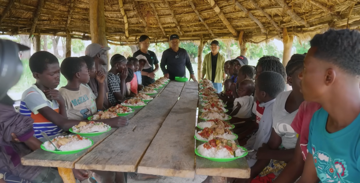 Ông Quý &quot;khởi nghiệp&quot; xưởng đá ở Angola nay sang lại Châu Phi giúp Quang Linh Vlogs: Bất ngờ với mức lương con trai trả cho bố- Ảnh 8.