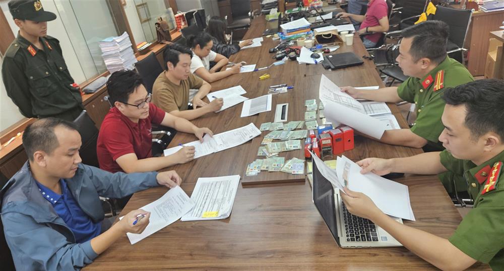 Phá đường dây nhập lậu 7.300 tấn khí cười, trị giá 5,2 triệu USD- Ảnh 1. Phá đường dây nhập lậu 7.300 tấn khí cười, trị giá 5,2 triệu USD- Ảnh 1.