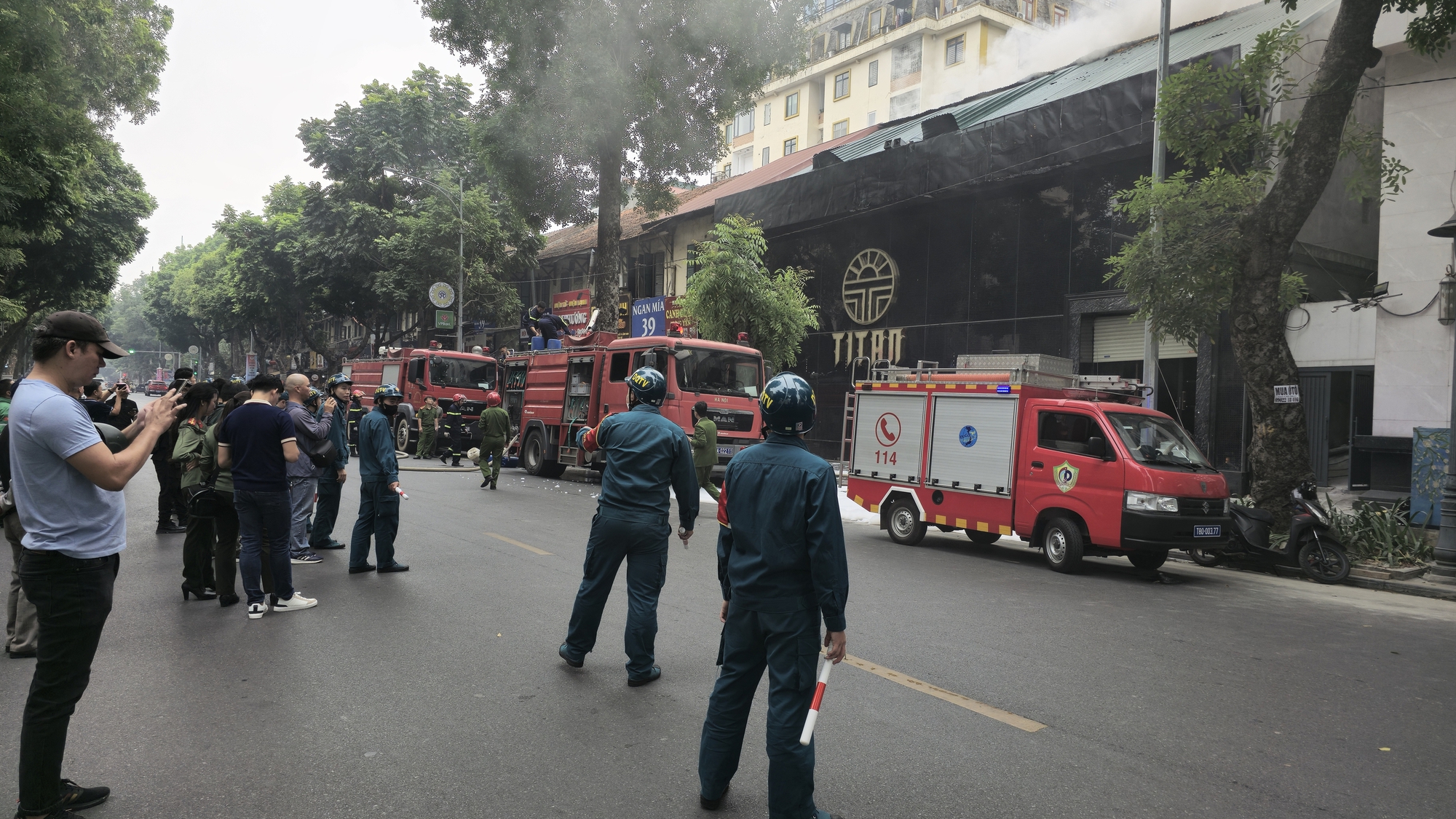 Cháy nhà hàng Titan trên phố Hai Bà Trưng: Hàng loạt người sơ tán trên sân thượng, có nạn nhân ngạt khói- Ảnh 3.