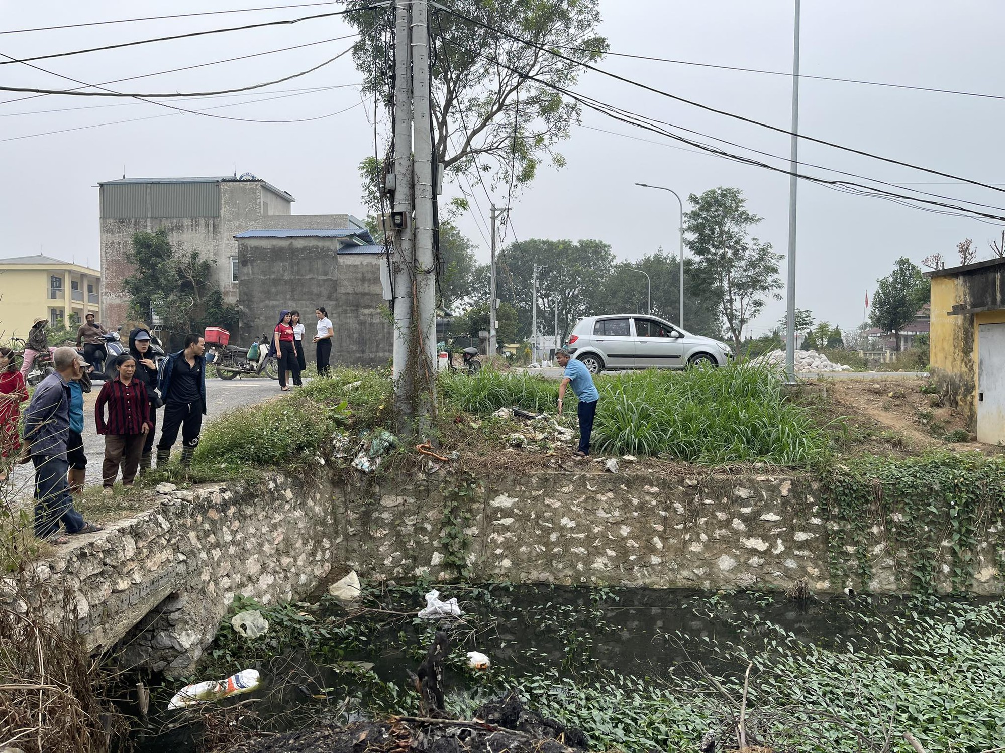 Nhân chứng bàng hoàng kể lại thời điểm phát hiện 4 người tử vong ở Hà Nội: &quot;Cả gia đình vừa đi ăn sinh nhật về thì gặp nạn&quot; - Ảnh 2.