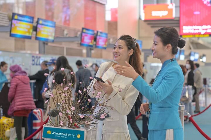 Giá vé máy bay Tết cao ngất, nhiều gia đình thuê xe tự lái về quê- Ảnh 2. Giá vé máy bay Tết cao ngất, nhiều gia đình thuê xe tự lái về quê- Ảnh 2.
