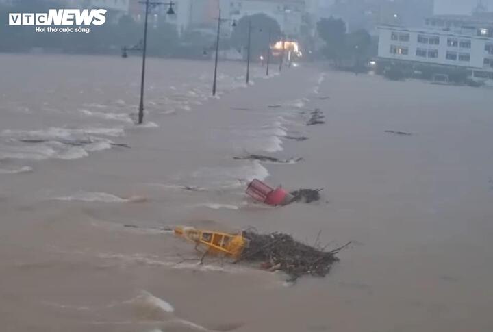 Lũ trên các sông có thể vượt báo động 3, Thừa Thiên - Huế cho học sinh nghỉ học - Ảnh 1.