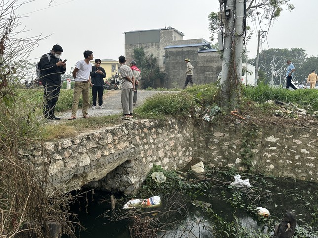 Người dân xót xa kể về vụ tai nạn 4 người tử vong dưới mương nước ở Hà Nội - Ảnh 1.