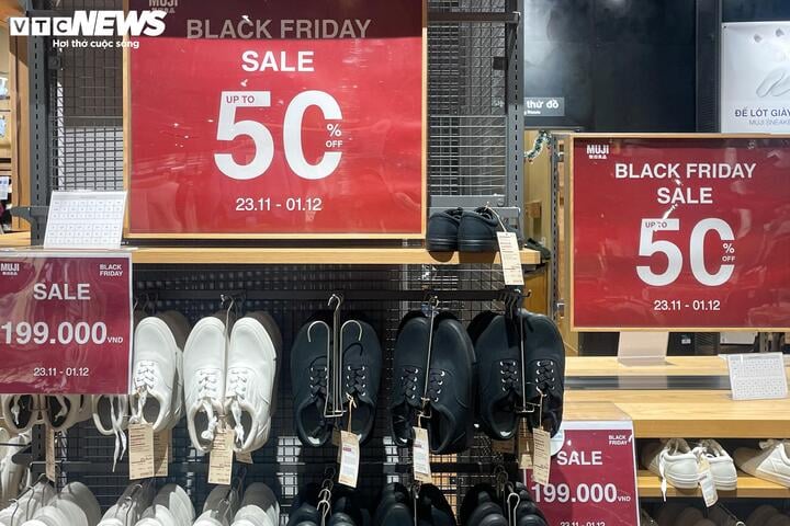 Cửa hàng ở Hà Nội giảm giá 'đỉnh nóc, kịch trần' tới 90% nhân Black Friday - Ảnh 14.