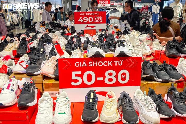 Cửa hàng ở Hà Nội giảm giá 'đỉnh nóc, kịch trần' tới 90% nhân Black Friday - Ảnh 16.